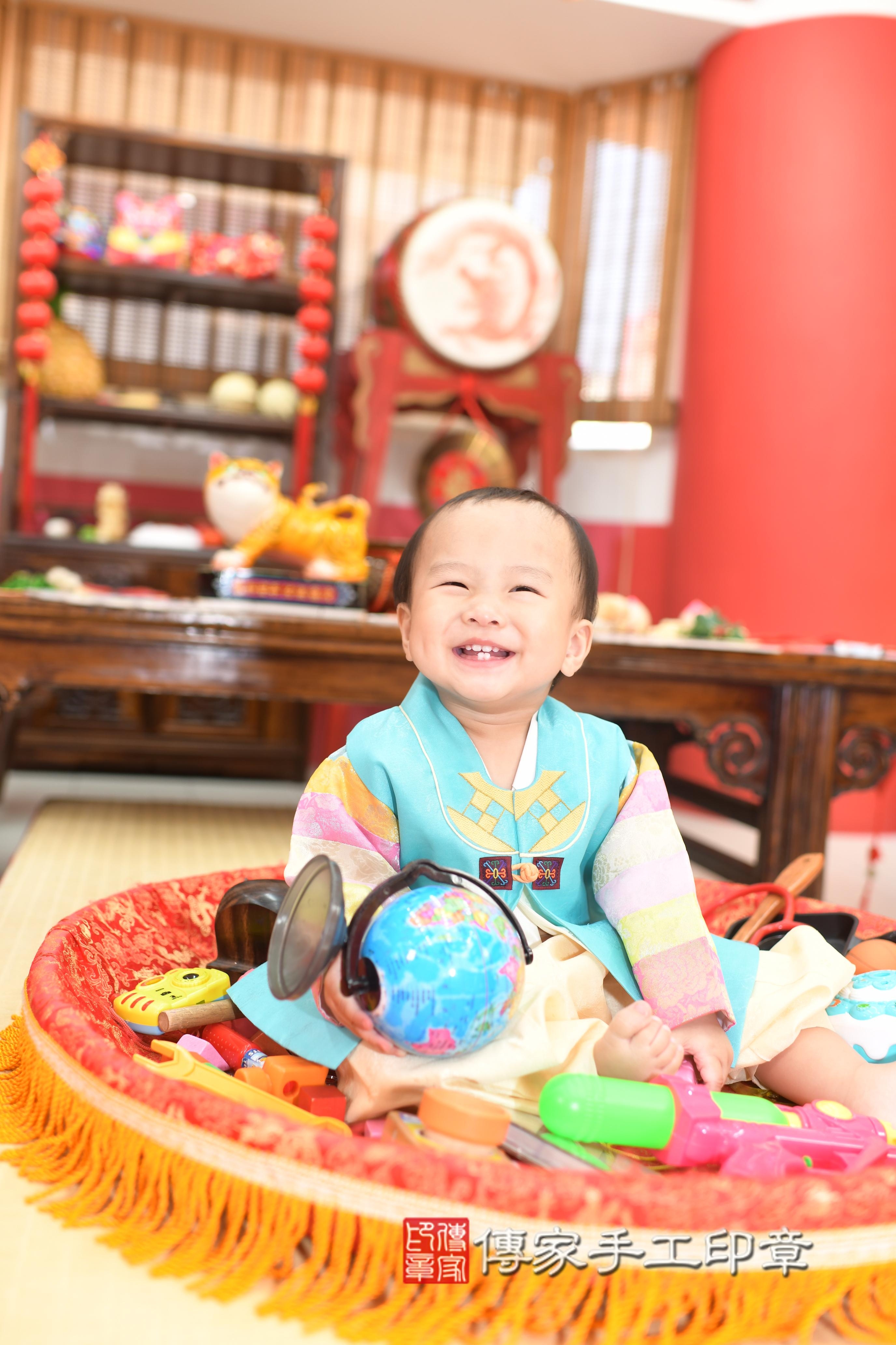 傳家手工印章高雄店、抓周、度脺、中國風會場、傳家嬰兒古禮、吉祥話、抓周道具物品24種、拍照。抓周證書。寶寶抓周、滿周歲、生日快樂、祝福 傳家手工印章高雄店、抓周、度脺、中國風會場、傳家嬰兒古禮、吉祥話、抓周道具物品24種、拍照。抓周證書。寶寶抓周、滿周歲、生日快樂、祝福
