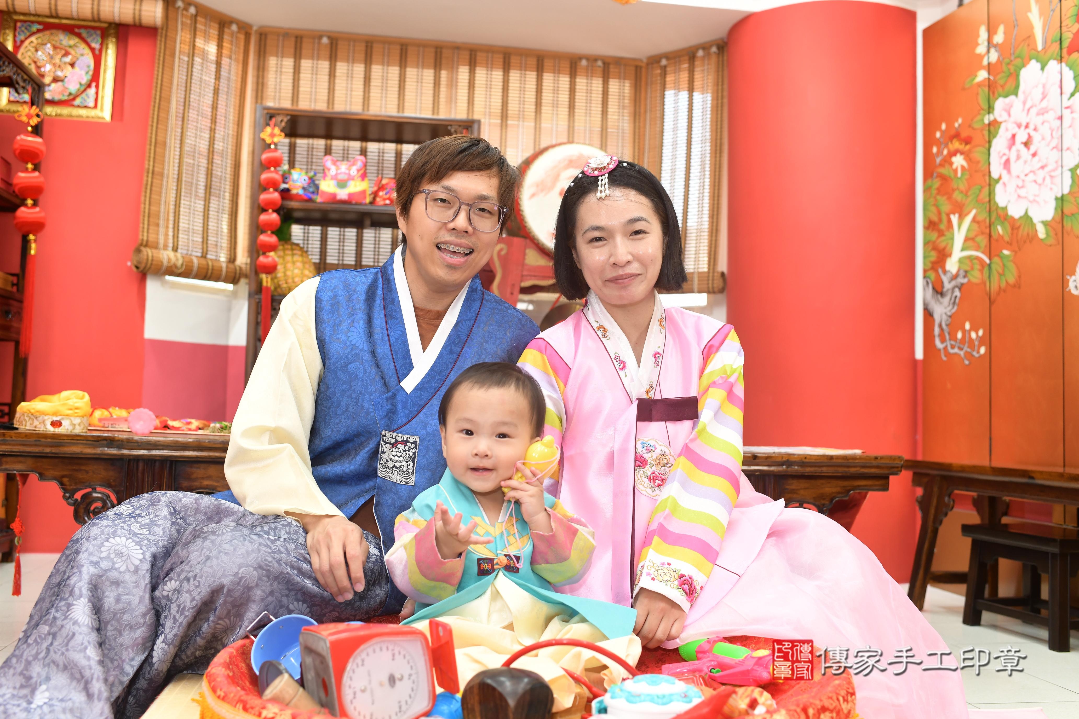 傳家手工印章高雄店、抓周、度脺、中國風會場、傳家嬰兒古禮、吉祥話、抓周道具物品24種、拍照。抓周證書。寶寶抓周、滿周歲、生日快樂、祝福 傳家手工印章高雄店、抓周、度脺、中國風會場、傳家嬰兒古禮、吉祥話、抓周道具物品24種、拍照。抓周證書。寶寶抓周、滿周歲、生日快樂、祝福