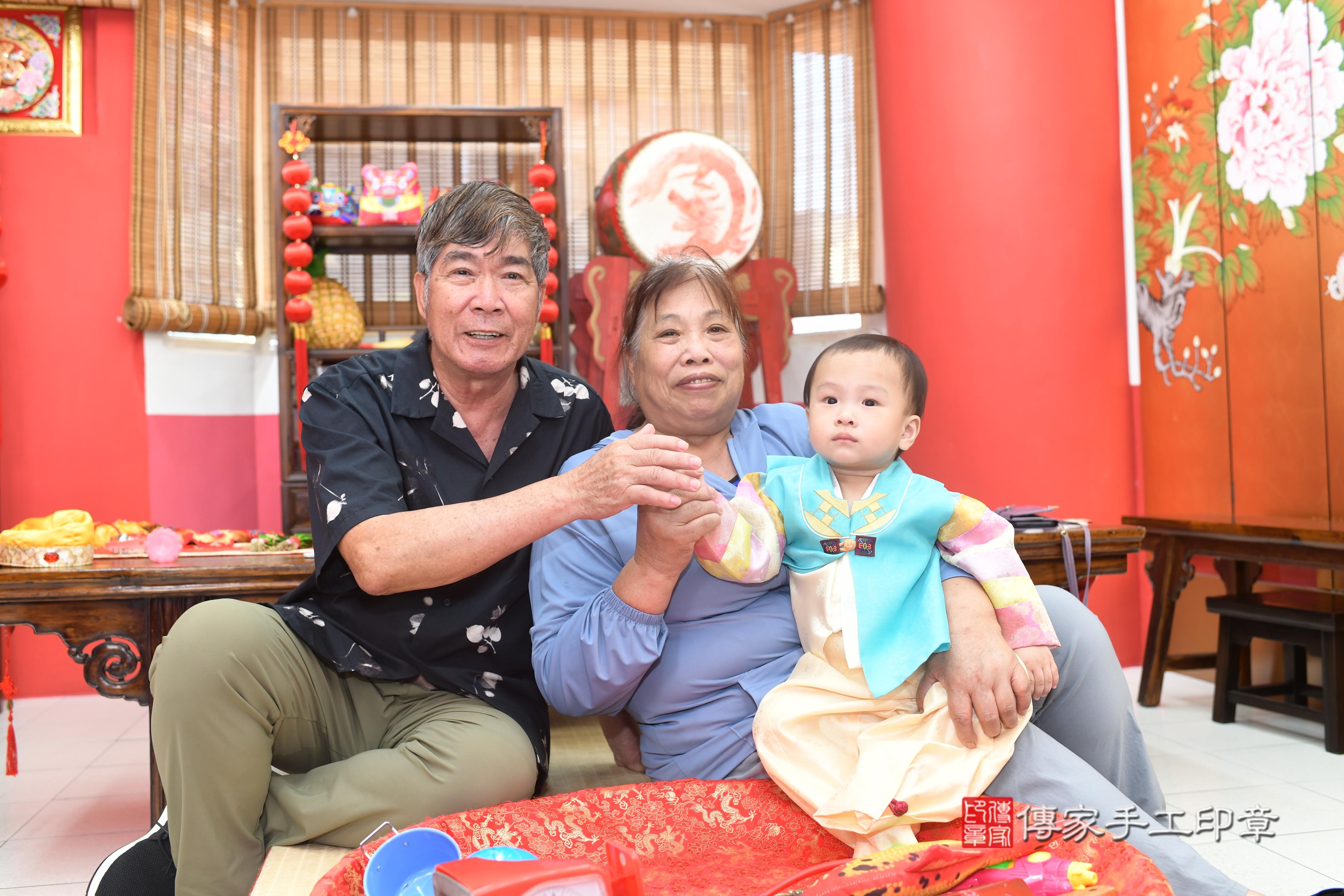 傳家手工印章高雄店、抓周、度脺、中國風會場、傳家嬰兒古禮、吉祥話、抓周道具物品24種、拍照。抓周證書。寶寶抓周、滿周歲、生日快樂、祝福 傳家手工印章高雄店、抓周、度脺、中國風會場、傳家嬰兒古禮、吉祥話、抓周道具物品24種、拍照。抓周證書。寶寶抓周、滿周歲、生日快樂、祝福