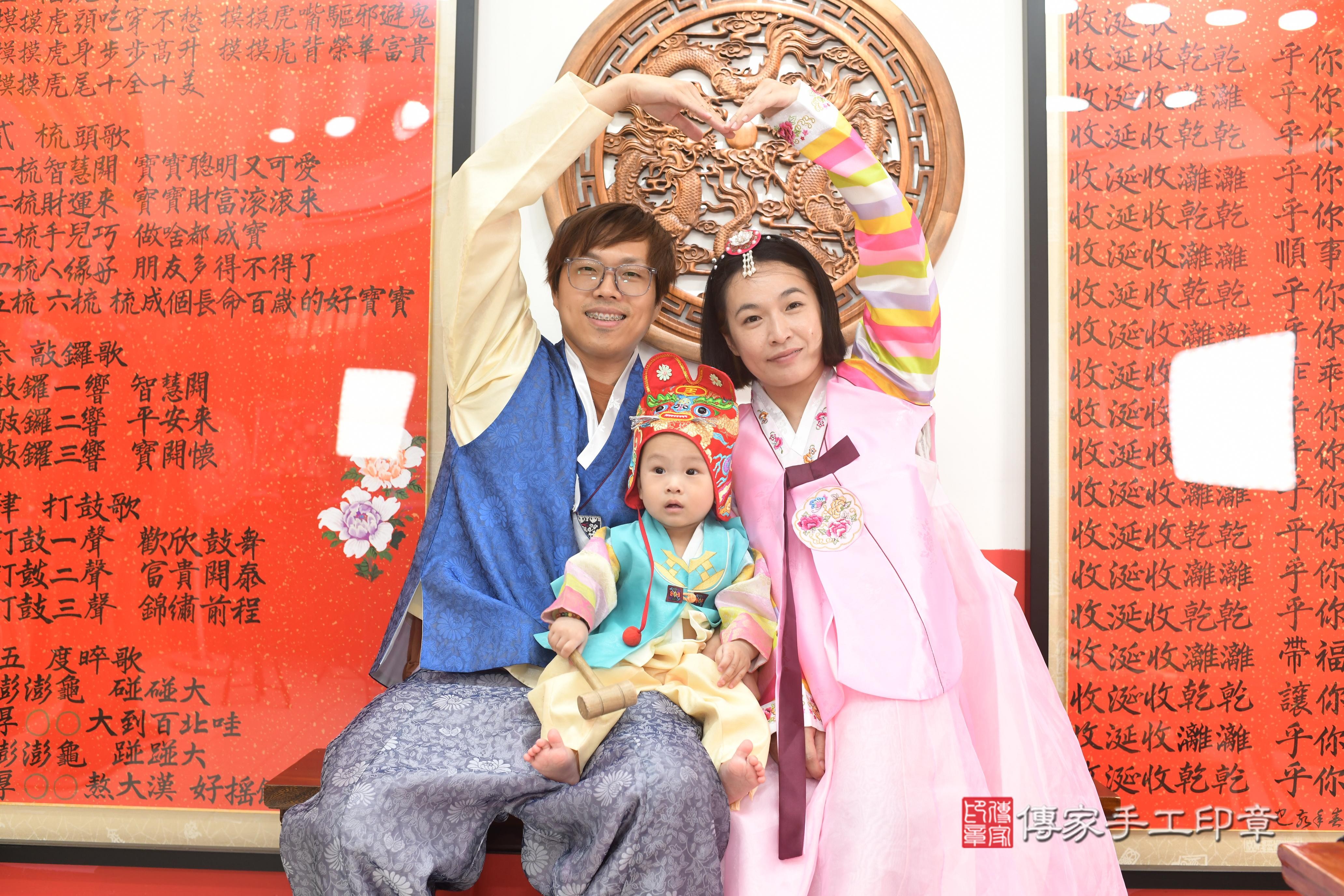 傳家手工印章高雄店、抓周、度脺、中國風會場、傳家嬰兒古禮、吉祥話、抓周道具物品24種、拍照。抓周證書。寶寶抓周、滿周歲、生日快樂、祝福 傳家手工印章高雄店、抓周、度脺、中國風會場、傳家嬰兒古禮、吉祥話、抓周道具物品24種、拍照。抓周證書。寶寶抓周、滿周歲、生日快樂、祝福