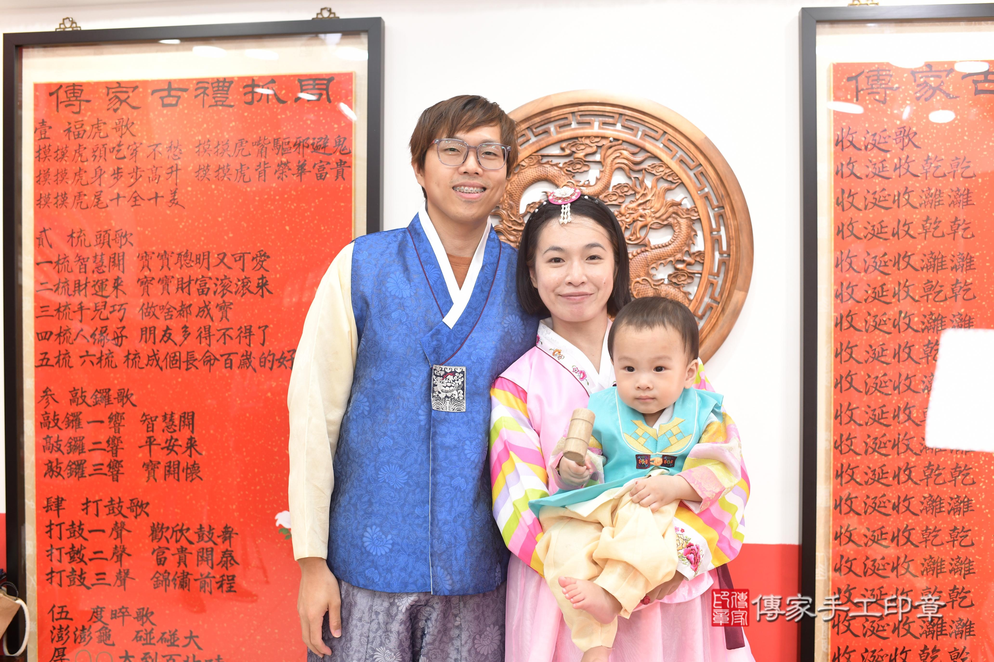 傳家手工印章高雄店、抓周、度脺、中國風會場、傳家嬰兒古禮、吉祥話、抓周道具物品24種、拍照。抓周證書。寶寶抓周、滿周歲、生日快樂、祝福 傳家手工印章高雄店、抓周、度脺、中國風會場、傳家嬰兒古禮、吉祥話、抓周道具物品24種、拍照。抓周證書。寶寶抓周、滿周歲、生日快樂、祝福