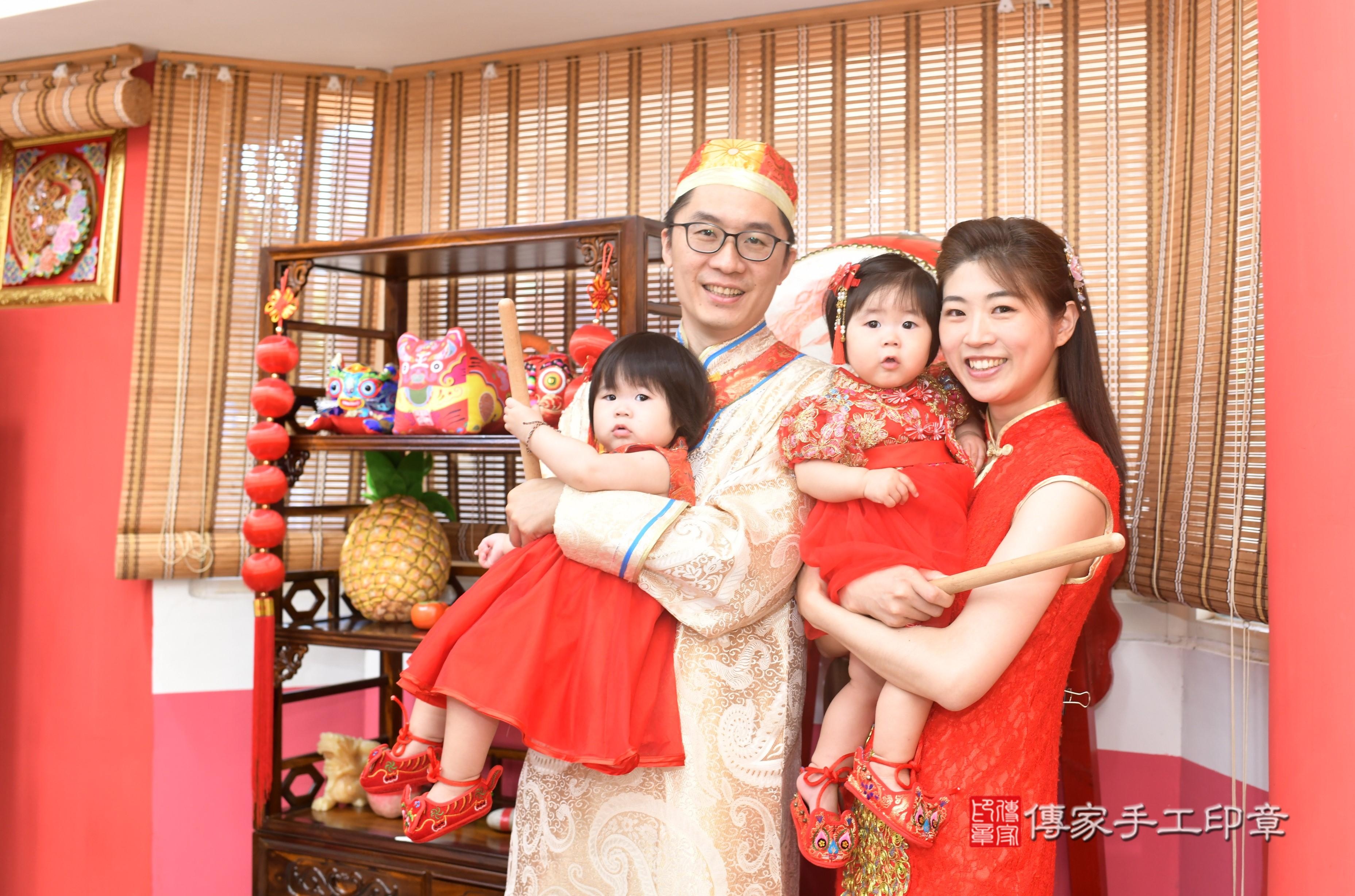 傳家手工印章高雄店、抓周、度脺、中國風會場、傳家嬰兒古禮、吉祥話、抓周道具物品24種、拍照。抓周證書。寶寶抓周、滿周歲、生日快樂、祝福 傳家手工印章高雄店、抓周、度脺、中國風會場、傳家嬰兒古禮、吉祥話、抓周道具物品24種、拍照。抓周證書。寶寶抓周、滿周歲、生日快樂、祝福