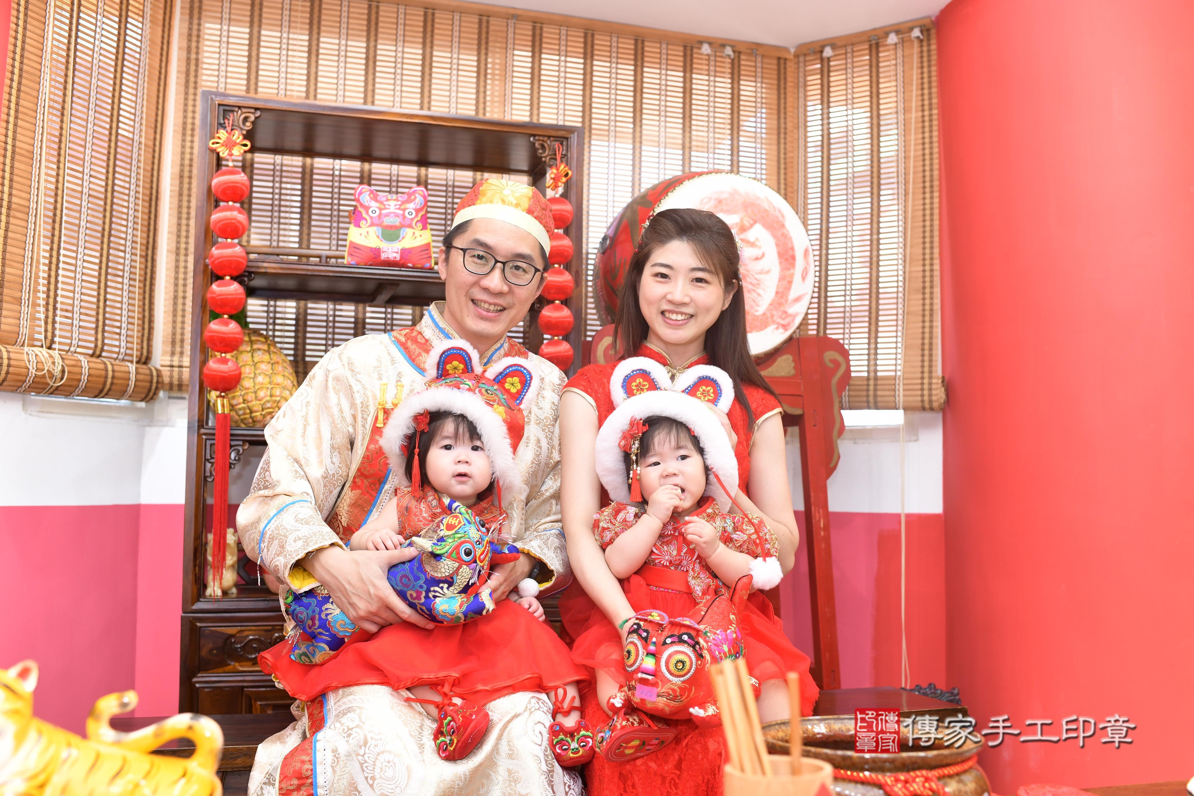 傳家手工印章高雄店、抓周、度脺、中國風會場、傳家嬰兒古禮、吉祥話、抓周道具物品24種、拍照。抓周證書。寶寶抓周、滿周歲、生日快樂、祝福 傳家手工印章高雄店、抓周、度脺、中國風會場、傳家嬰兒古禮、吉祥話、抓周道具物品24種、拍照。抓周證書。寶寶抓周、滿周歲、生日快樂、祝福