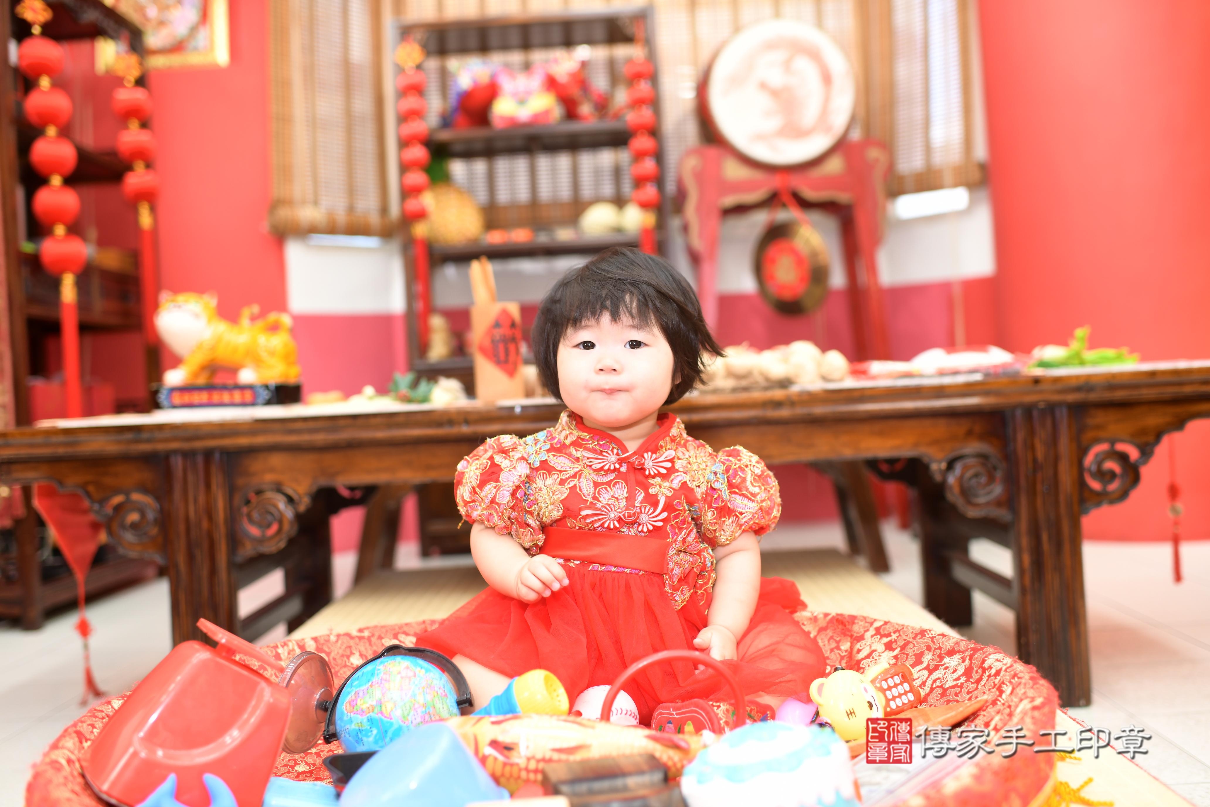 傳家手工印章高雄店、抓周、度脺、中國風會場、傳家嬰兒古禮、吉祥話、抓周道具物品24種、拍照。抓周證書。寶寶抓周、滿周歲、生日快樂、祝福 傳家手工印章高雄店、抓周、度脺、中國風會場、傳家嬰兒古禮、吉祥話、抓周道具物品24種、拍照。抓周證書。寶寶抓周、滿周歲、生日快樂、祝福