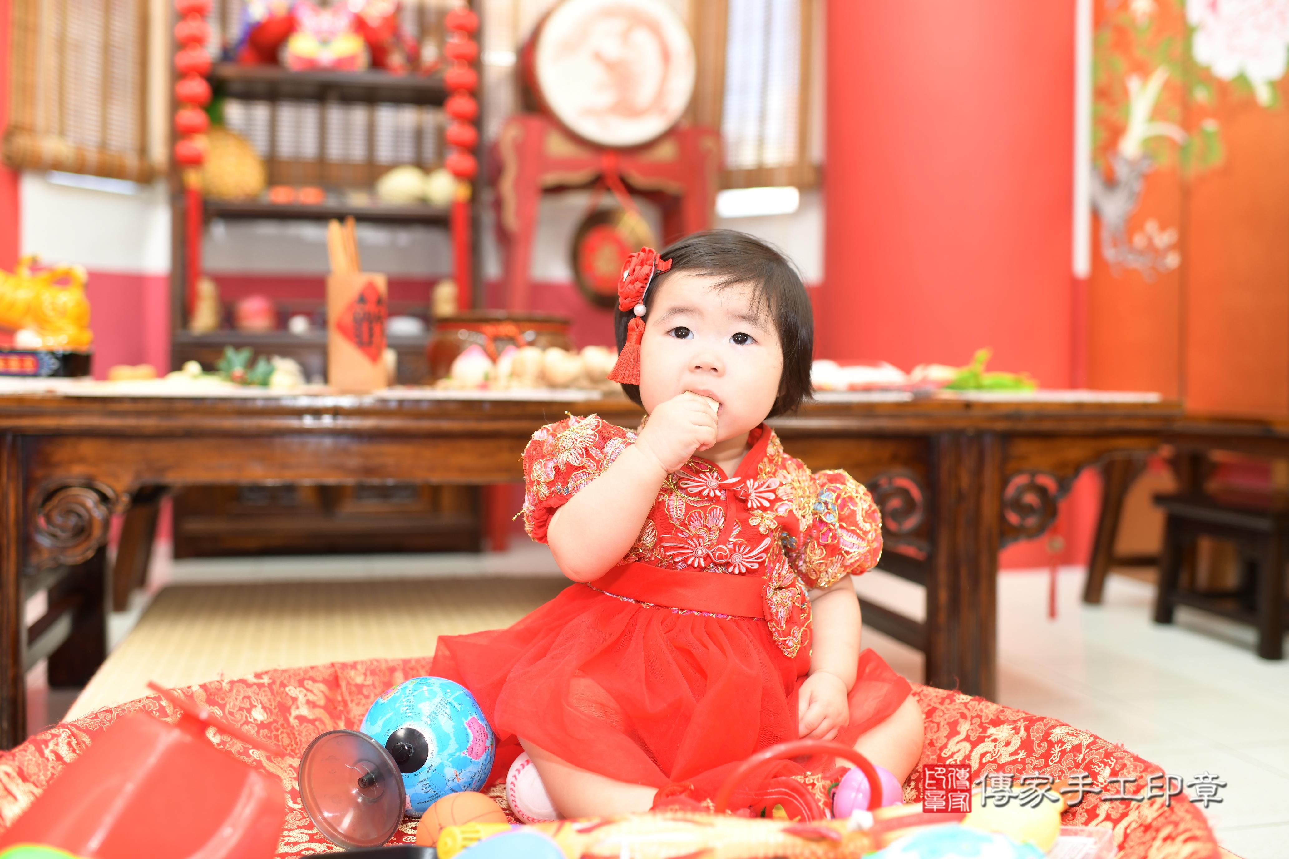 傳家手工印章高雄店、抓周、度脺、中國風會場、傳家嬰兒古禮、吉祥話、抓周道具物品24種、拍照。抓周證書。寶寶抓周、滿周歲、生日快樂、祝福 傳家手工印章高雄店、抓周、度脺、中國風會場、傳家嬰兒古禮、吉祥話、抓周道具物品24種、拍照。抓周證書。寶寶抓周、滿周歲、生日快樂、祝福