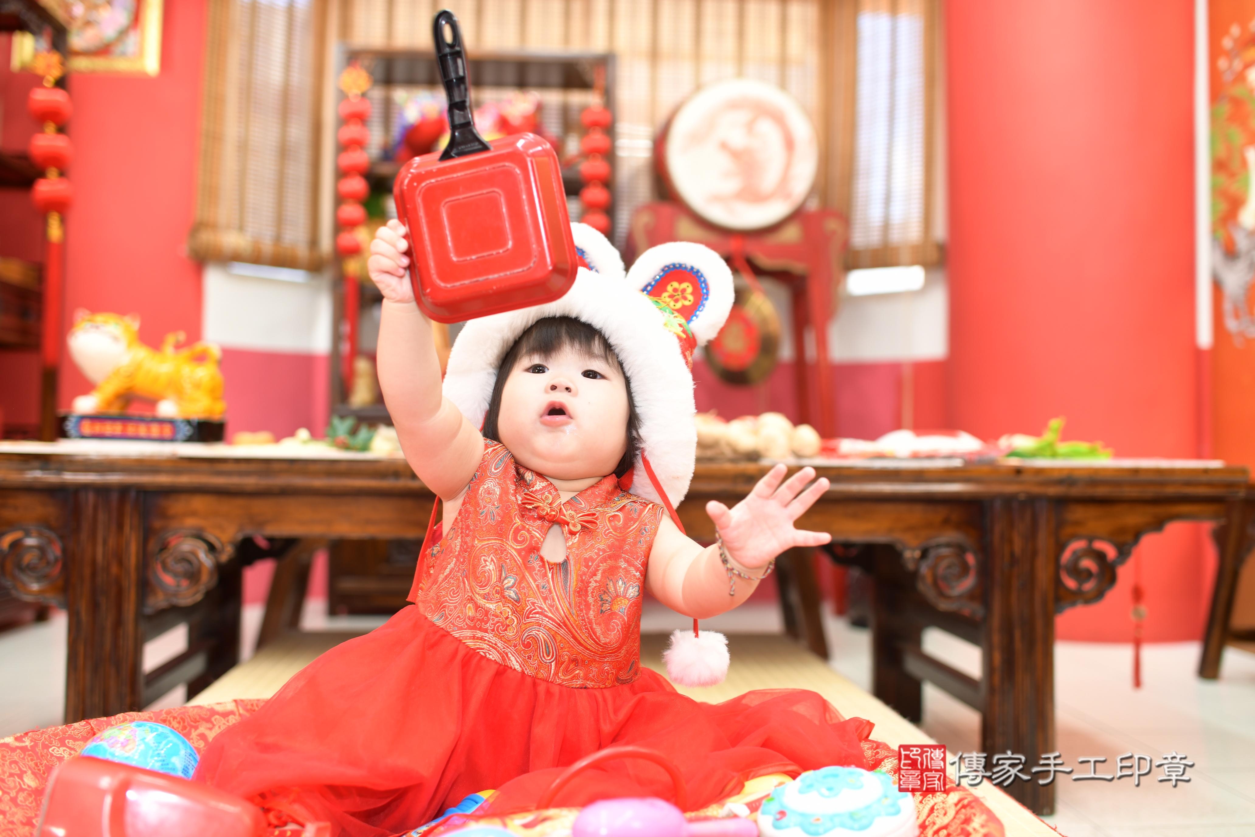 傳家手工印章高雄店、抓周、度脺、中國風會場、傳家嬰兒古禮、吉祥話、抓周道具物品24種、拍照。抓周證書。寶寶抓周、滿周歲、生日快樂、祝福 傳家手工印章高雄店、抓周、度脺、中國風會場、傳家嬰兒古禮、吉祥話、抓周道具物品24種、拍照。抓周證書。寶寶抓周、滿周歲、生日快樂、祝福