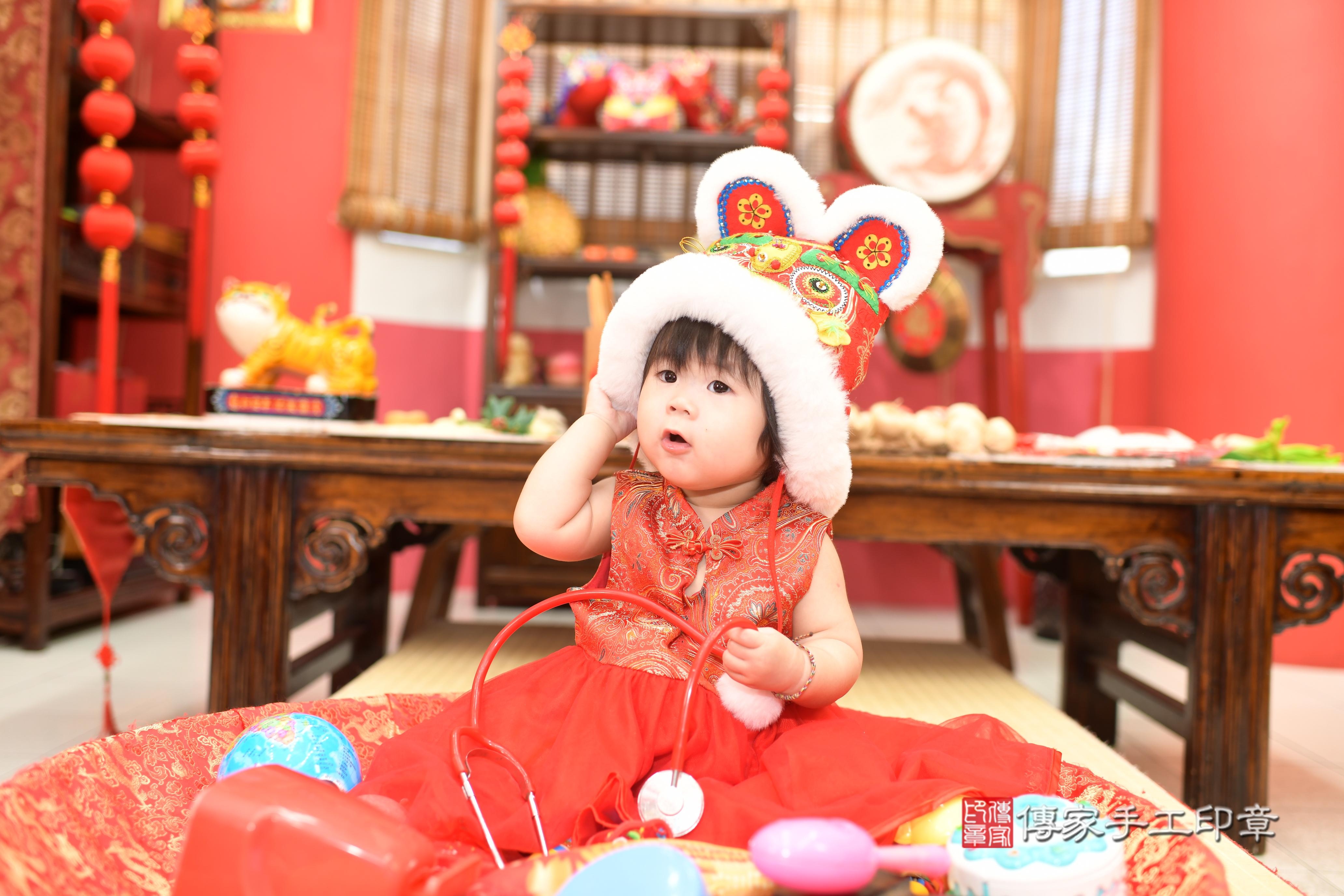 傳家手工印章高雄店、抓周、度脺、中國風會場、傳家嬰兒古禮、吉祥話、抓周道具物品24種、拍照。抓周證書。寶寶抓周、滿周歲、生日快樂、祝福 傳家手工印章高雄店、抓周、度脺、中國風會場、傳家嬰兒古禮、吉祥話、抓周道具物品24種、拍照。抓周證書。寶寶抓周、滿周歲、生日快樂、祝福