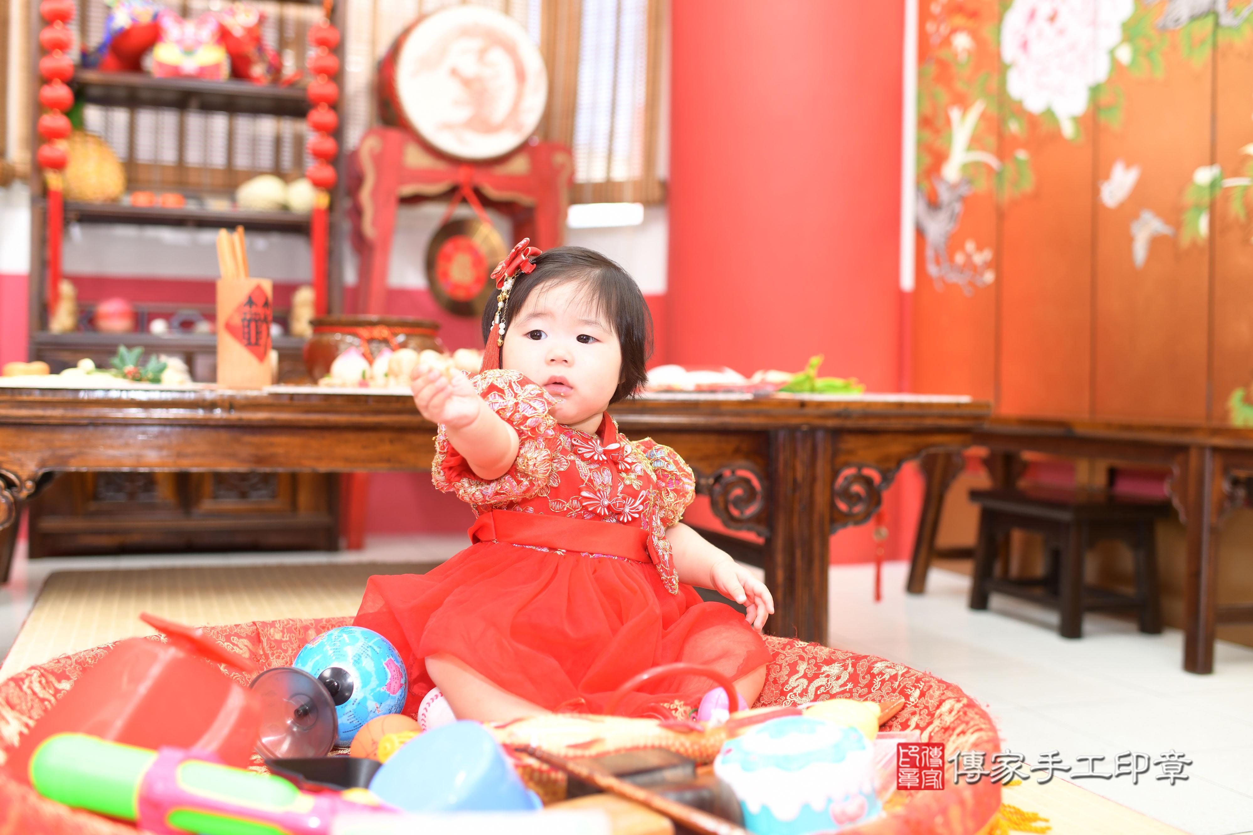 傳家手工印章高雄店、抓周、度脺、中國風會場、傳家嬰兒古禮、吉祥話、抓周道具物品24種、拍照。抓周證書。寶寶抓周、滿周歲、生日快樂、祝福 傳家手工印章高雄店、抓周、度脺、中國風會場、傳家嬰兒古禮、吉祥話、抓周道具物品24種、拍照。抓周證書。寶寶抓周、滿周歲、生日快樂、祝福