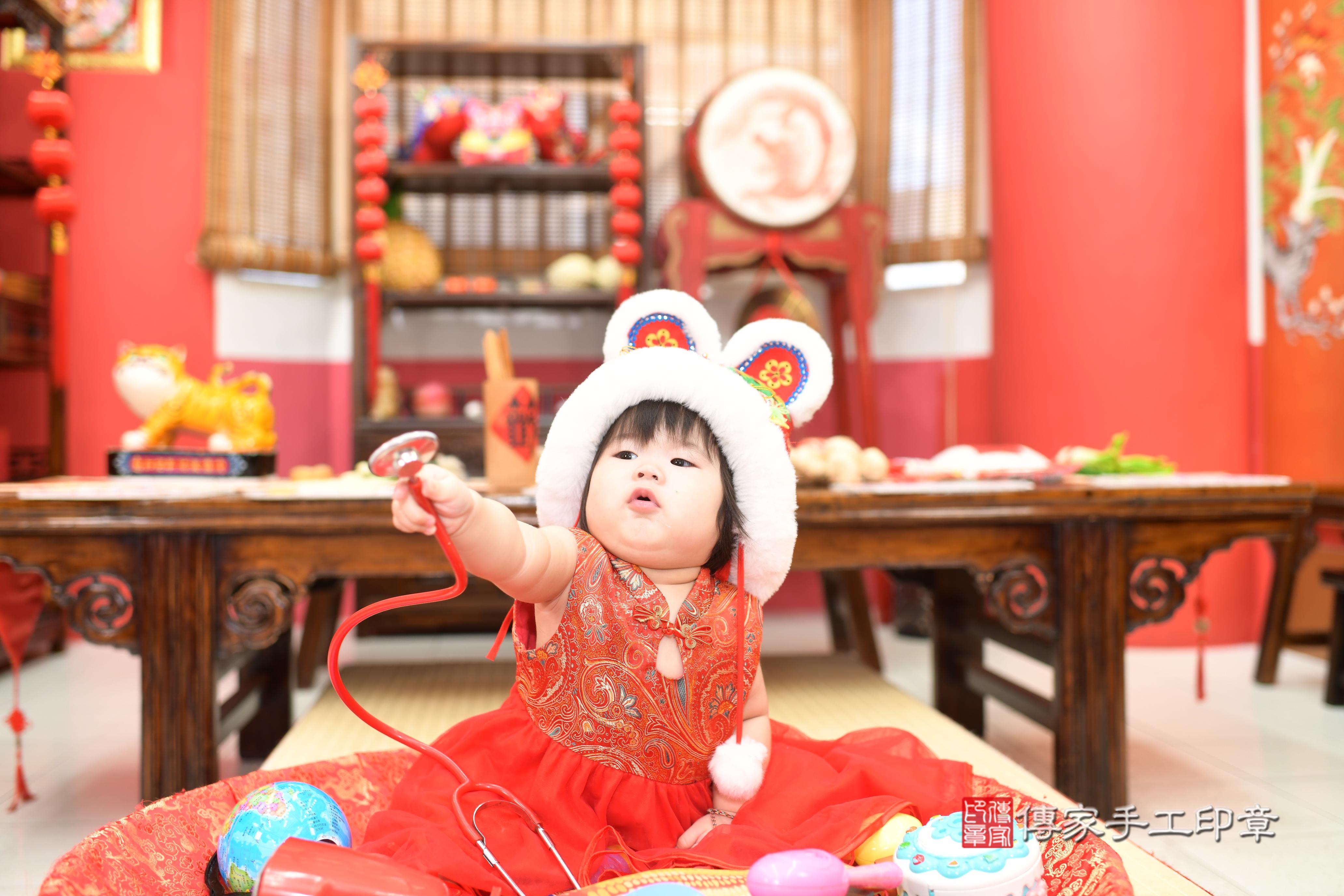 傳家手工印章高雄店、抓周、度脺、中國風會場、傳家嬰兒古禮、吉祥話、抓周道具物品24種、拍照。抓周證書。寶寶抓周、滿周歲、生日快樂、祝福 傳家手工印章高雄店、抓周、度脺、中國風會場、傳家嬰兒古禮、吉祥話、抓周道具物品24種、拍照。抓周證書。寶寶抓周、滿周歲、生日快樂、祝福