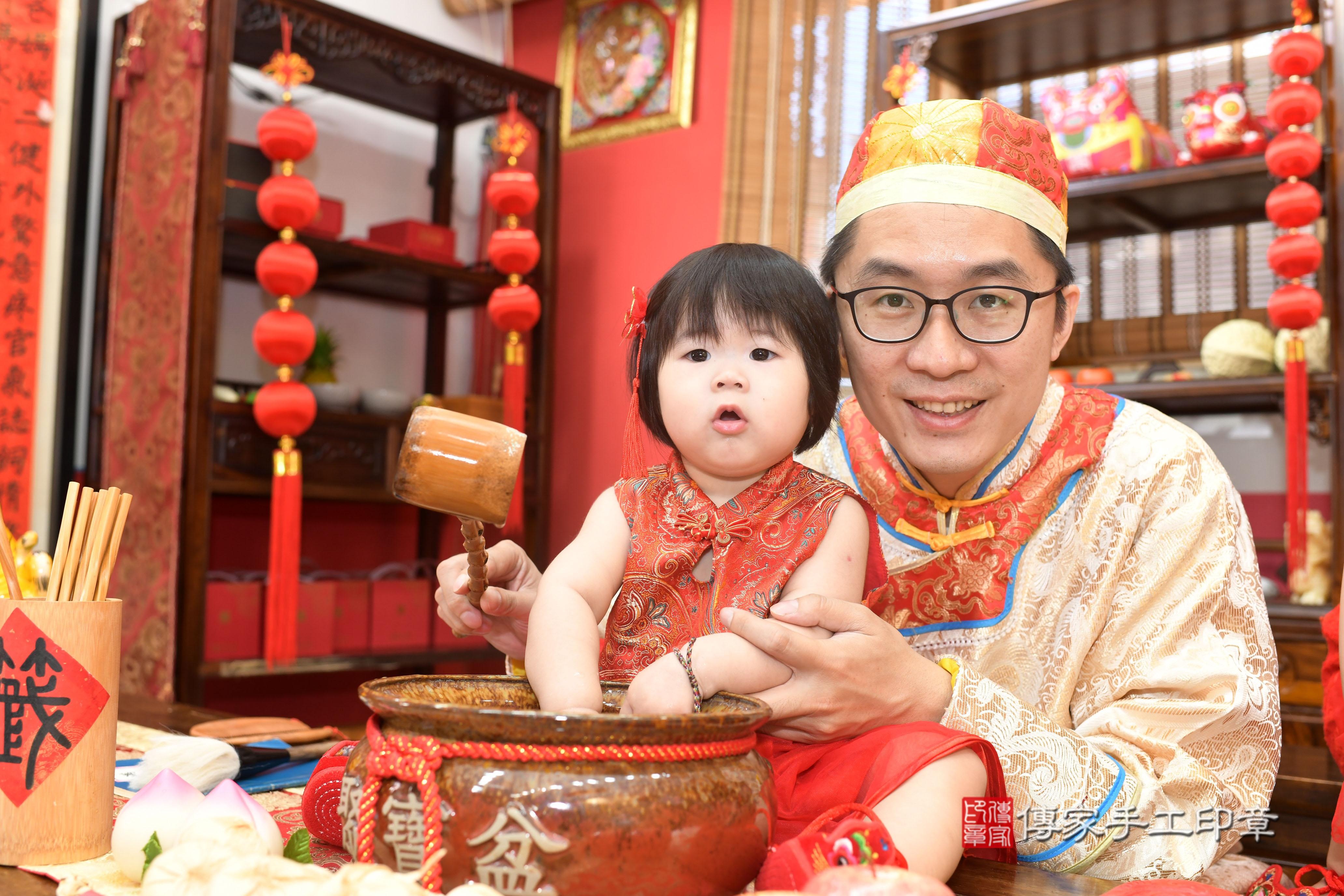 傳家手工印章高雄店、抓周、度脺、中國風會場、傳家嬰兒古禮、吉祥話、抓周道具物品24種、拍照。抓周證書。寶寶抓周、滿周歲、生日快樂、祝福 傳家手工印章高雄店、抓周、度脺、中國風會場、傳家嬰兒古禮、吉祥話、抓周道具物品24種、拍照。抓周證書。寶寶抓周、滿周歲、生日快樂、祝福