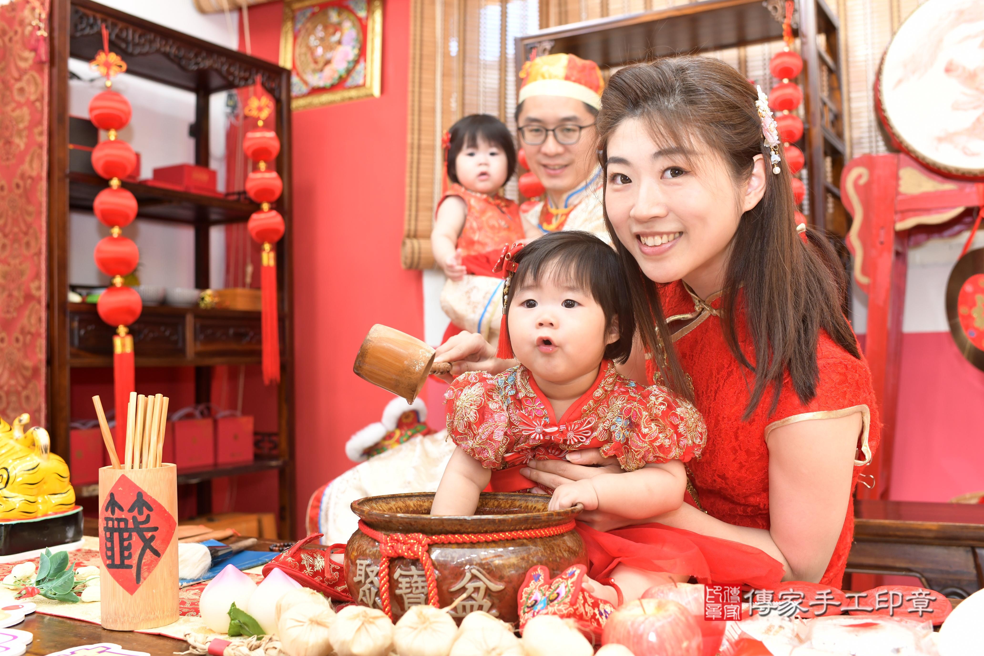 傳家手工印章高雄店、抓周、度脺、中國風會場、傳家嬰兒古禮、吉祥話、抓周道具物品24種、拍照。抓周證書。寶寶抓周、滿周歲、生日快樂、祝福 傳家手工印章高雄店、抓周、度脺、中國風會場、傳家嬰兒古禮、吉祥話、抓周道具物品24種、拍照。抓周證書。寶寶抓周、滿周歲、生日快樂、祝福