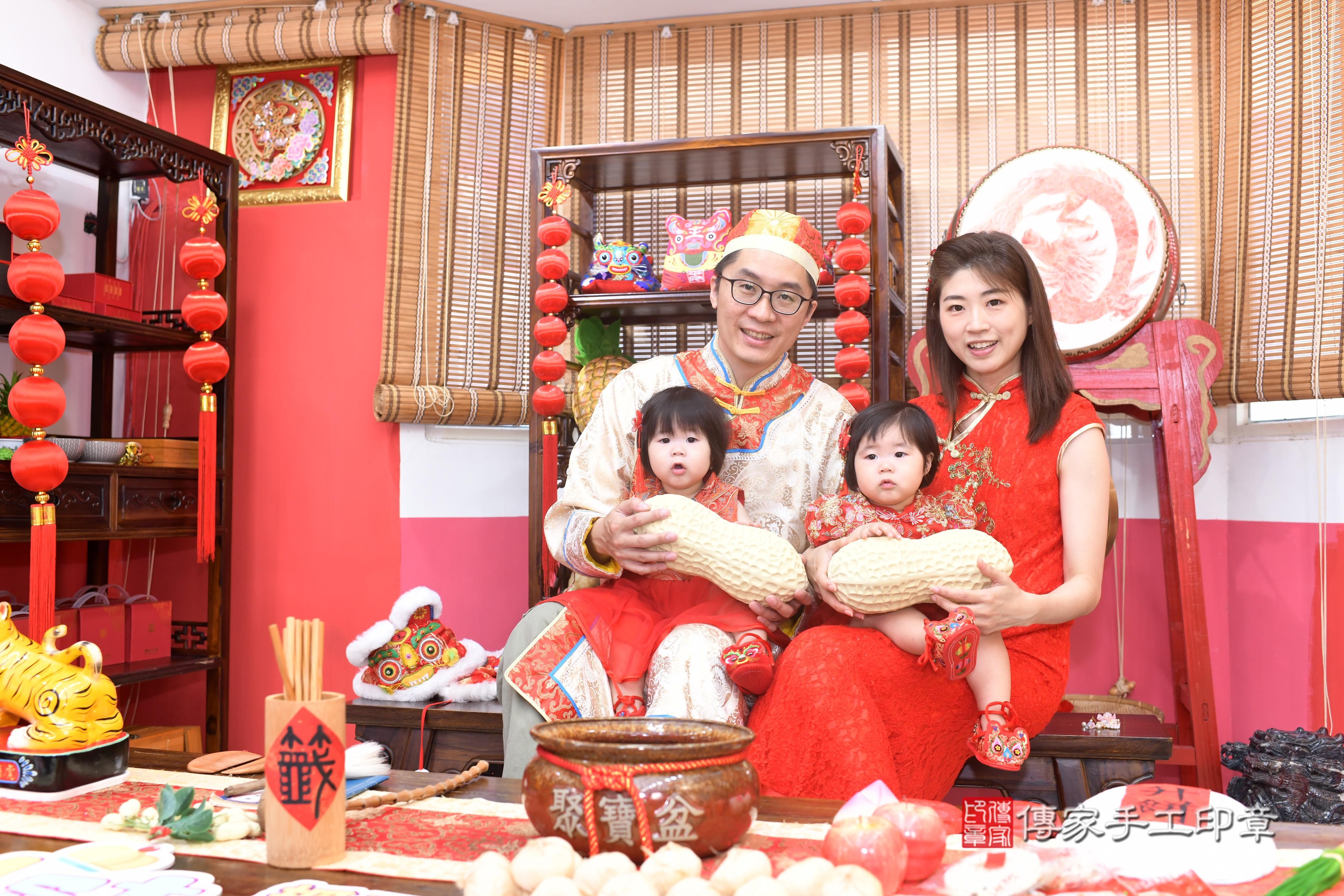 傳家手工印章高雄店、抓周、度脺、中國風會場、傳家嬰兒古禮、吉祥話、抓周道具物品24種、拍照。抓周證書。寶寶抓周、滿周歲、生日快樂、祝福 傳家手工印章高雄店、抓周、度脺、中國風會場、傳家嬰兒古禮、吉祥話、抓周道具物品24種、拍照。抓周證書。寶寶抓周、滿周歲、生日快樂、祝福