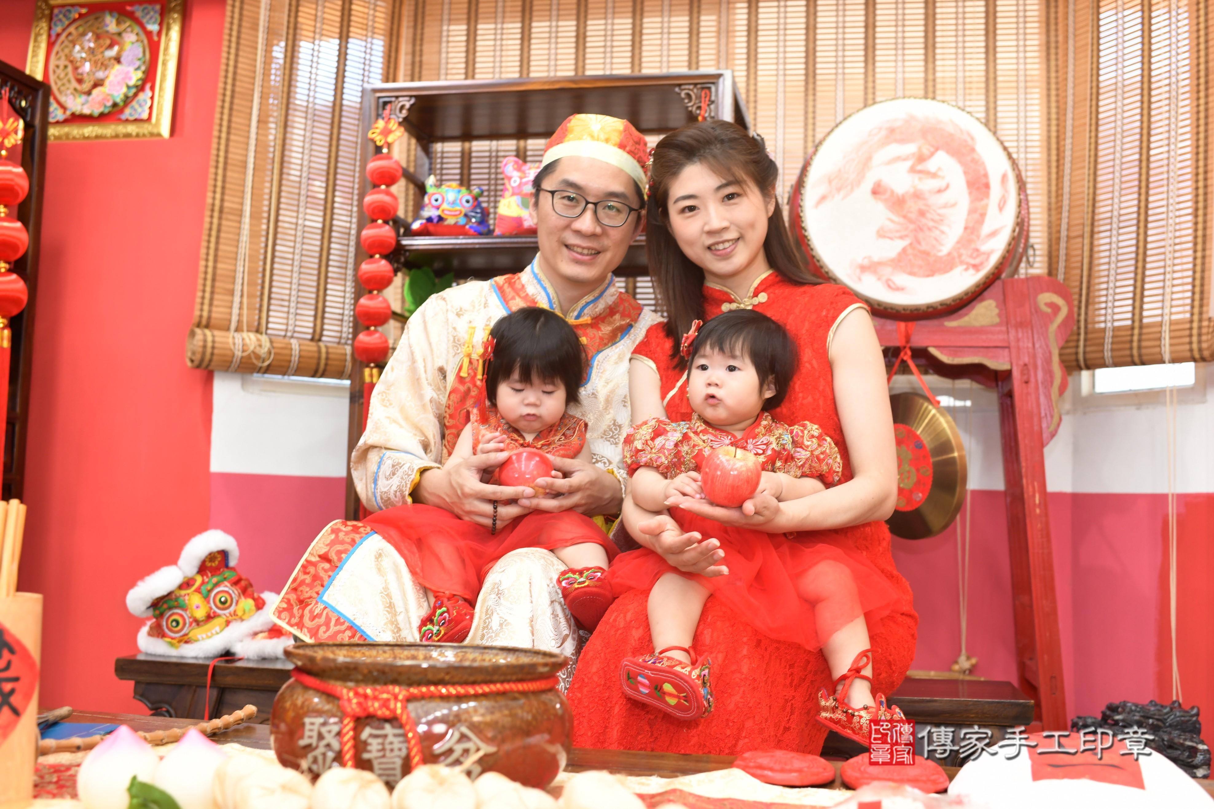 傳家手工印章高雄店、抓周、度脺、中國風會場、傳家嬰兒古禮、吉祥話、抓周道具物品24種、拍照。抓周證書。寶寶抓周、滿周歲、生日快樂、祝福 傳家手工印章高雄店、抓周、度脺、中國風會場、傳家嬰兒古禮、吉祥話、抓周道具物品24種、拍照。抓周證書。寶寶抓周、滿周歲、生日快樂、祝福