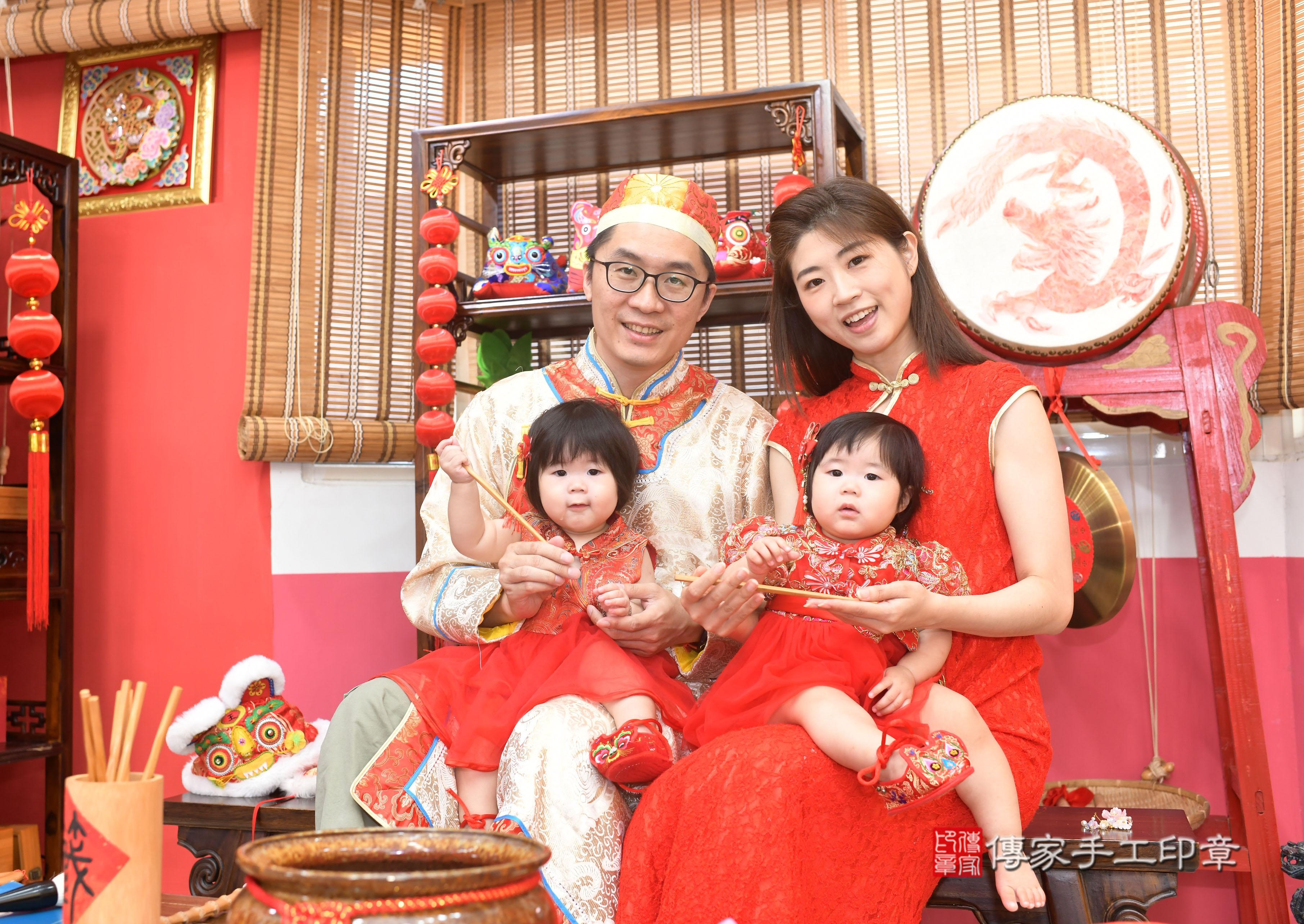 傳家手工印章高雄店、抓周、度脺、中國風會場、傳家嬰兒古禮、吉祥話、抓周道具物品24種、拍照。抓周證書。寶寶抓周、滿周歲、生日快樂、祝福 傳家手工印章高雄店、抓周、度脺、中國風會場、傳家嬰兒古禮、吉祥話、抓周道具物品24種、拍照。抓周證書。寶寶抓周、滿周歲、生日快樂、祝福