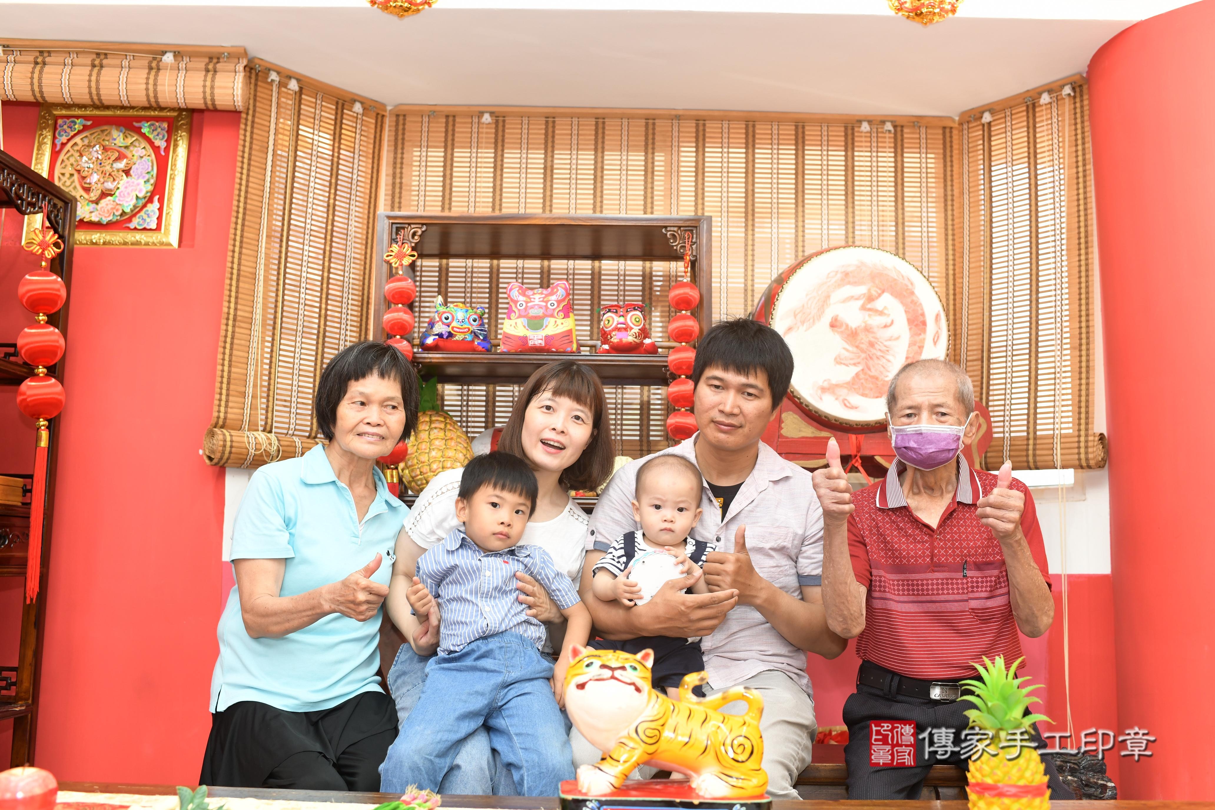 傳家手工印章高雄店、抓周、度脺、中國風會場、傳家嬰兒古禮、吉祥話、抓周道具物品24種、拍照。抓周證書。寶寶抓周、滿周歲、生日快樂、祝福 傳家手工印章高雄店、抓周、度脺、中國風會場、傳家嬰兒古禮、吉祥話、抓周道具物品24種、拍照。抓周證書。寶寶抓周、滿周歲、生日快樂、祝福