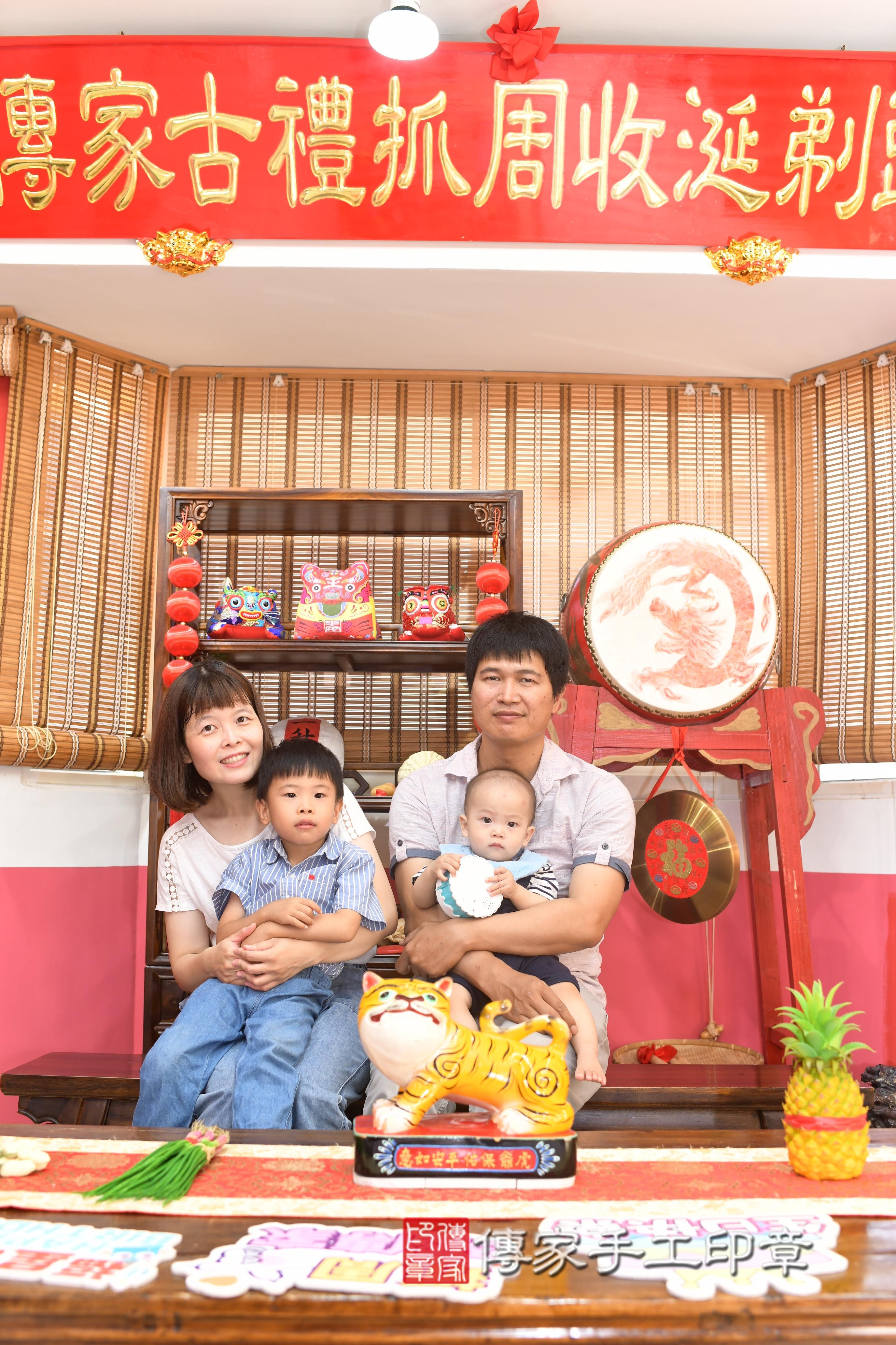 傳家手工印章高雄店、抓周、度脺、中國風會場、傳家嬰兒古禮、吉祥話、抓周道具物品24種、拍照。抓周證書。寶寶抓周、滿周歲、生日快樂、祝福 傳家手工印章高雄店、抓周、度脺、中國風會場、傳家嬰兒古禮、吉祥話、抓周道具物品24種、拍照。抓周證書。寶寶抓周、滿周歲、生日快樂、祝福