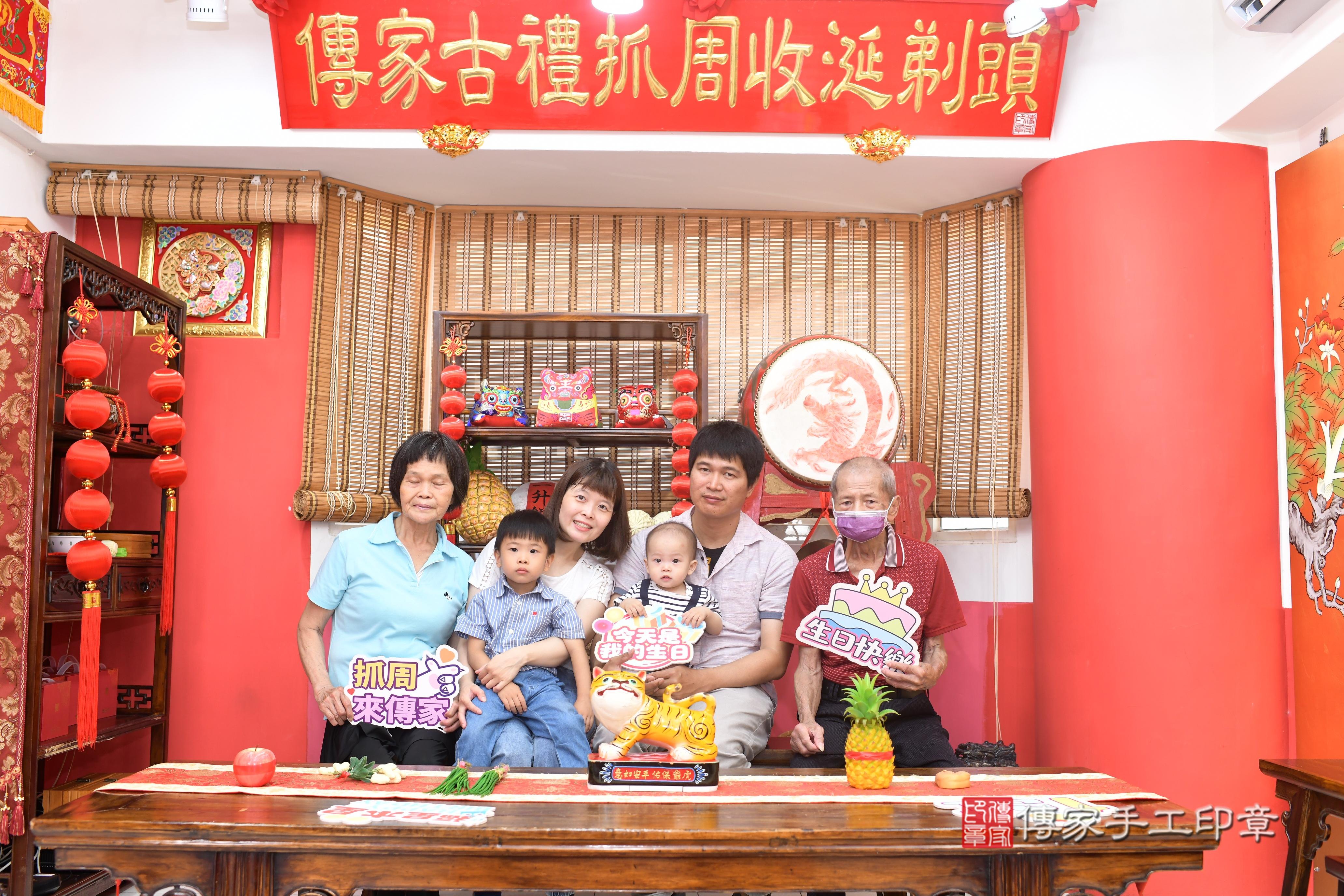 傳家手工印章高雄店、抓周、度脺、中國風會場、傳家嬰兒古禮、吉祥話、抓周道具物品24種、拍照。抓周證書。寶寶抓周、滿周歲、生日快樂、祝福 傳家手工印章高雄店、抓周、度脺、中國風會場、傳家嬰兒古禮、吉祥話、抓周道具物品24種、拍照。抓周證書。寶寶抓周、滿周歲、生日快樂、祝福