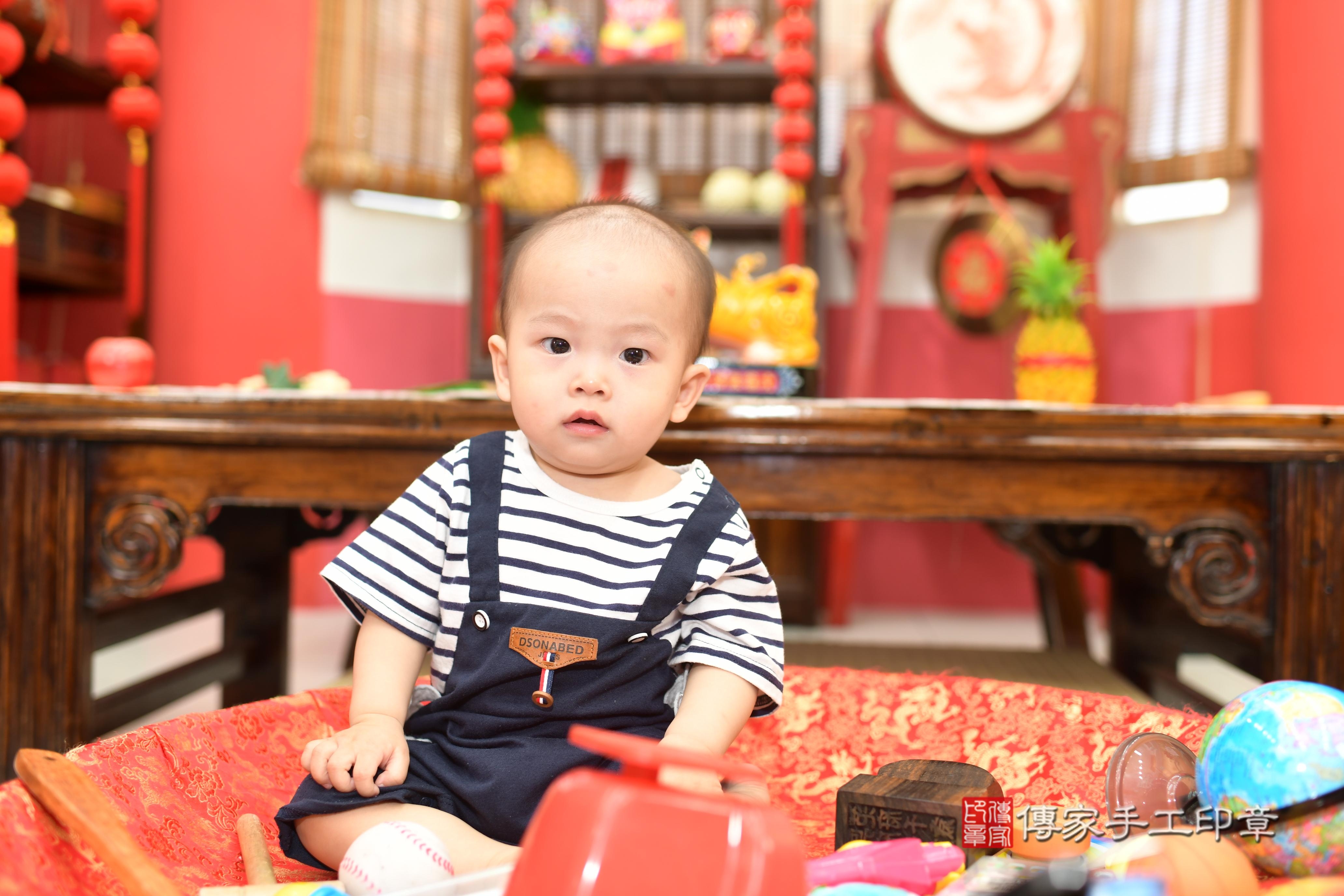 傳家手工印章高雄店、抓周、度脺、中國風會場、傳家嬰兒古禮、吉祥話、抓周道具物品24種、拍照。抓周證書。寶寶抓周、滿周歲、生日快樂、祝福 傳家手工印章高雄店、抓周、度脺、中國風會場、傳家嬰兒古禮、吉祥話、抓周道具物品24種、拍照。抓周證書。寶寶抓周、滿周歲、生日快樂、祝福