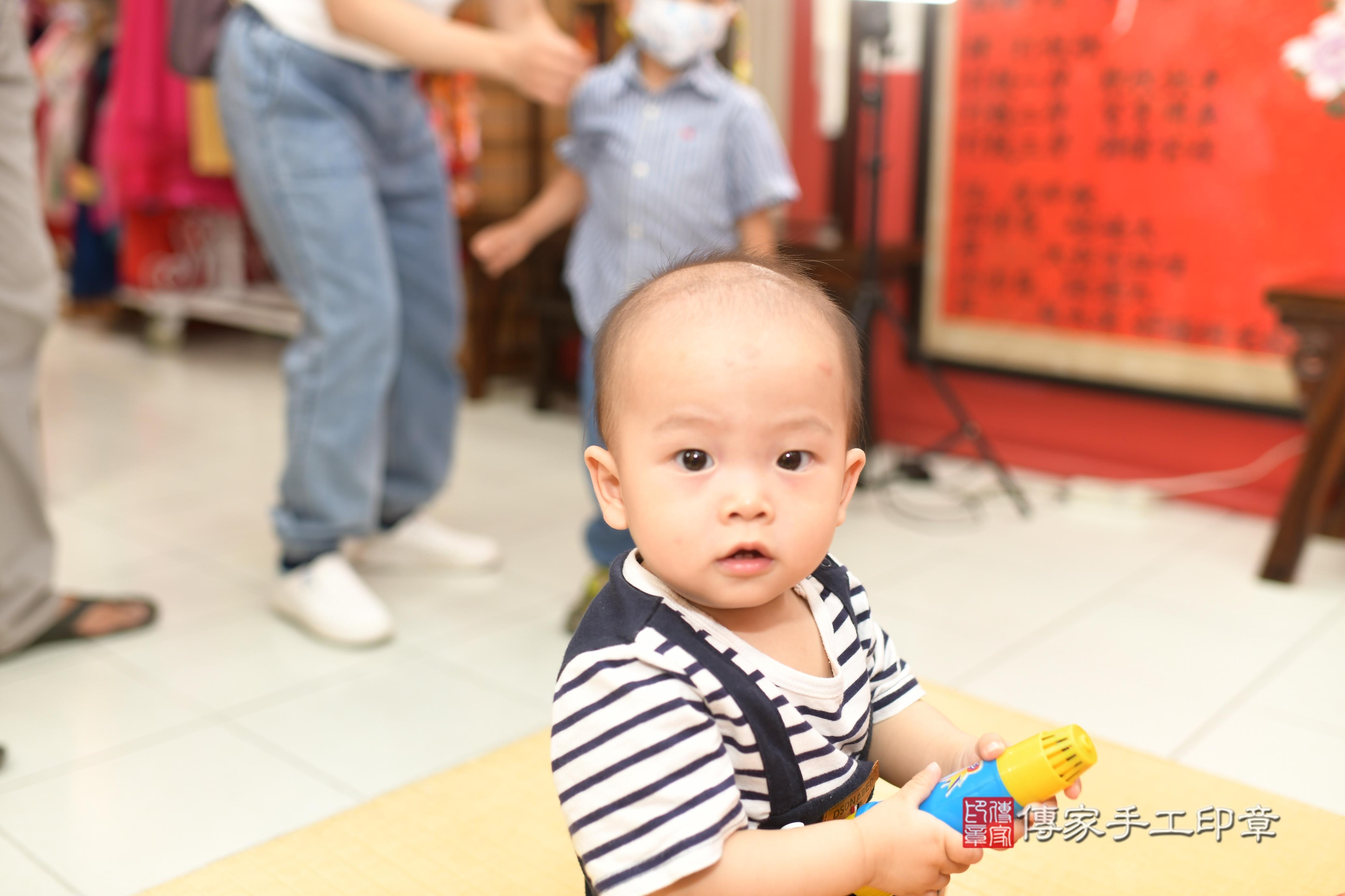 傳家手工印章高雄店、抓周、度脺、中國風會場、傳家嬰兒古禮、吉祥話、抓周道具物品24種、拍照。抓周證書。寶寶抓周、滿周歲、生日快樂、祝福 傳家手工印章高雄店、抓周、度脺、中國風會場、傳家嬰兒古禮、吉祥話、抓周道具物品24種、拍照。抓周證書。寶寶抓周、滿周歲、生日快樂、祝福