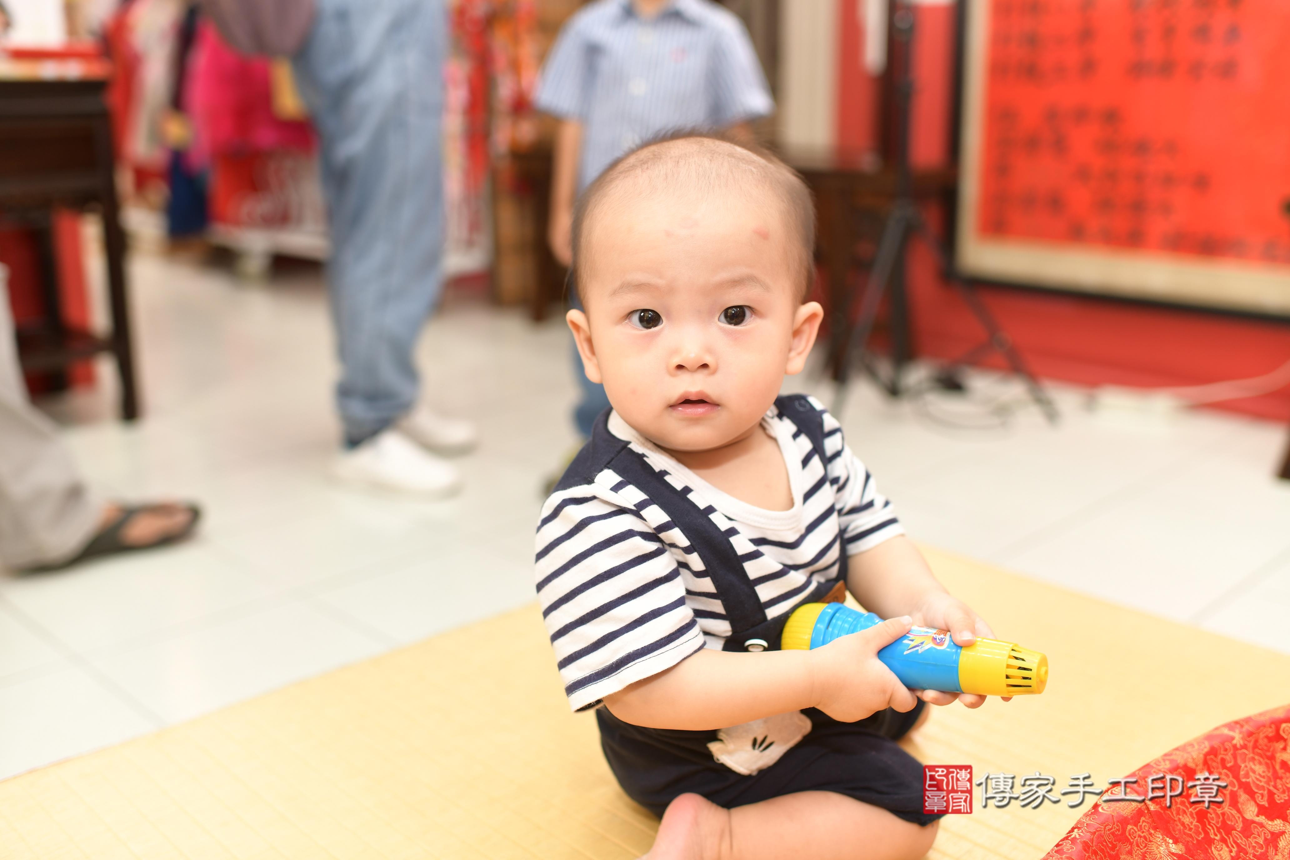 傳家手工印章高雄店、抓周、度脺、中國風會場、傳家嬰兒古禮、吉祥話、抓周道具物品24種、拍照。抓周證書。寶寶抓周、滿周歲、生日快樂、祝福 傳家手工印章高雄店、抓周、度脺、中國風會場、傳家嬰兒古禮、吉祥話、抓周道具物品24種、拍照。抓周證書。寶寶抓周、滿周歲、生日快樂、祝福