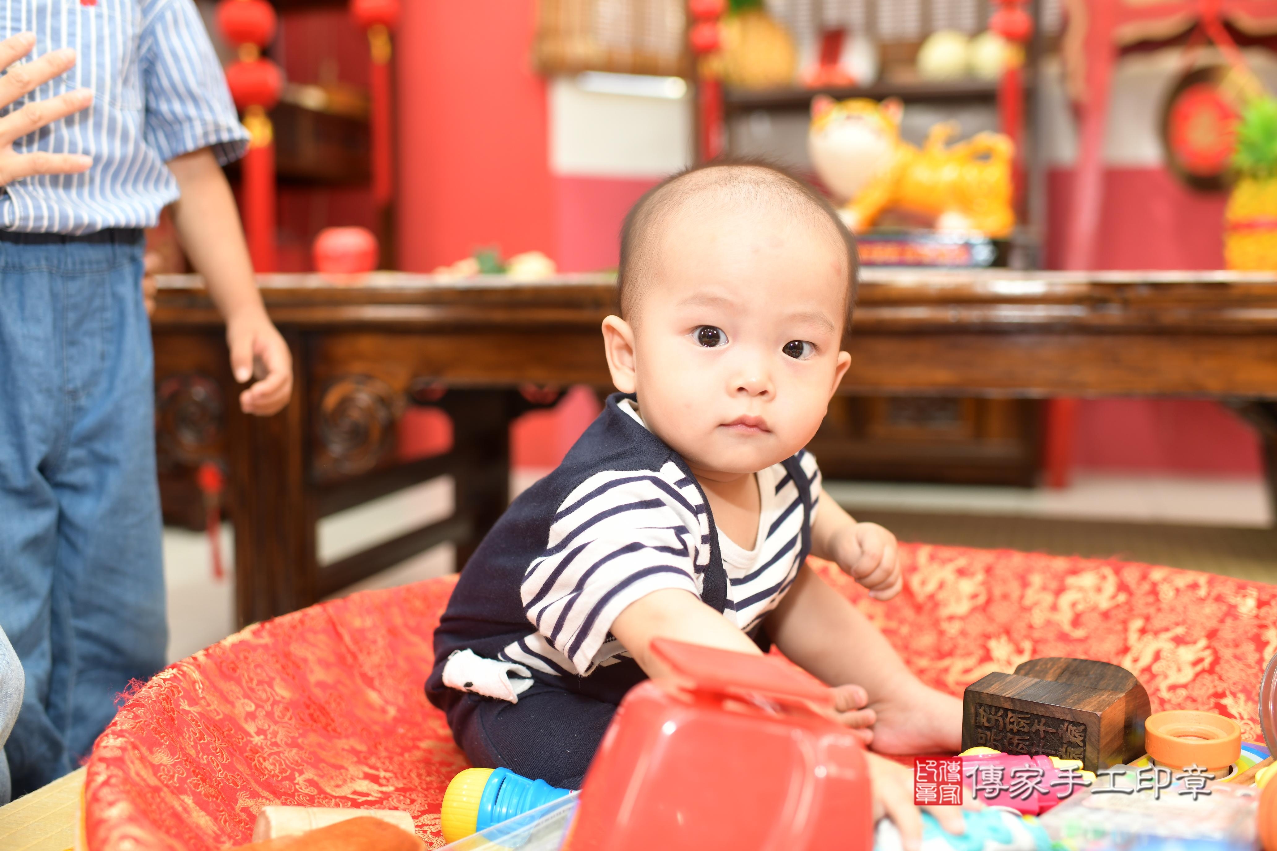 傳家手工印章高雄店、抓周、度脺、中國風會場、傳家嬰兒古禮、吉祥話、抓周道具物品24種、拍照。抓周證書。寶寶抓周、滿周歲、生日快樂、祝福 傳家手工印章高雄店、抓周、度脺、中國風會場、傳家嬰兒古禮、吉祥話、抓周道具物品24種、拍照。抓周證書。寶寶抓周、滿周歲、生日快樂、祝福