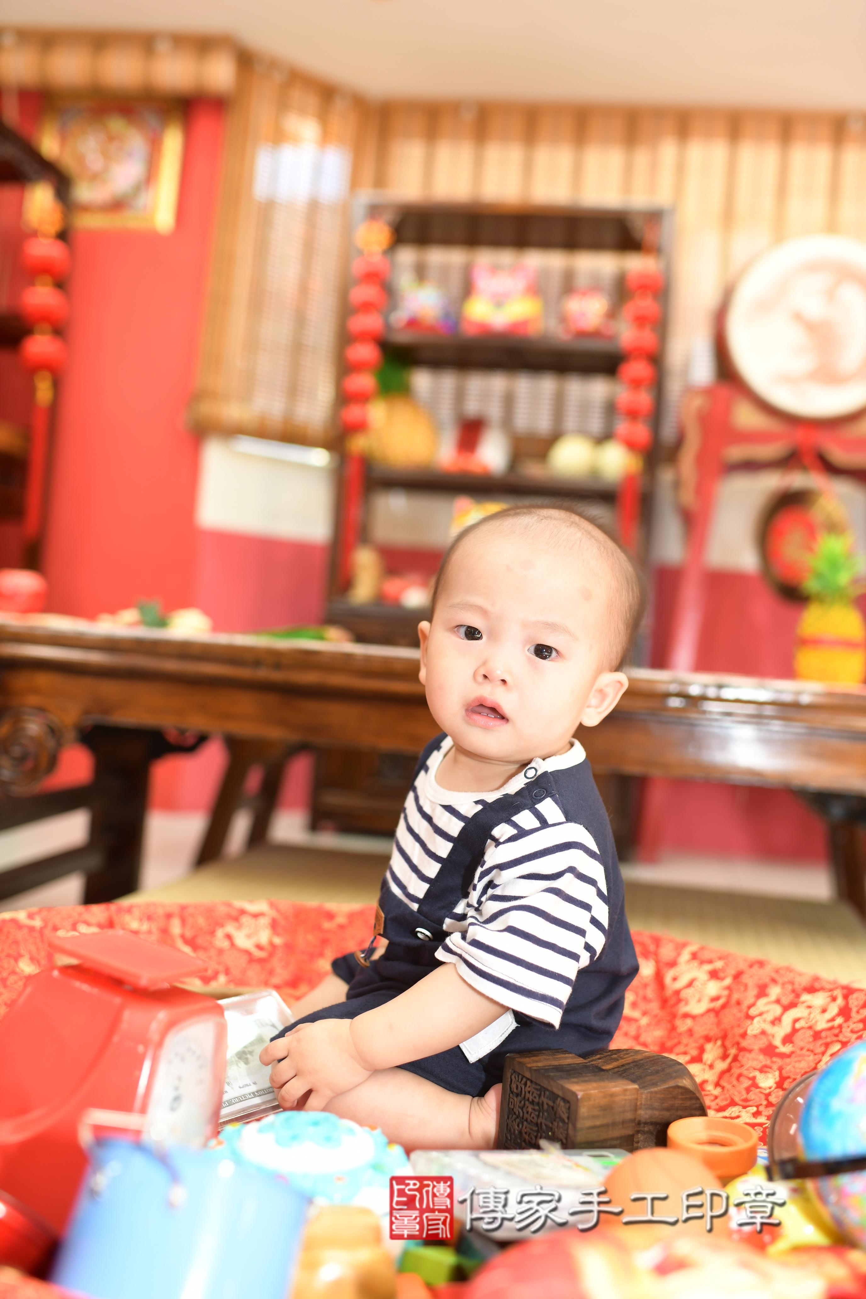 傳家手工印章高雄店、抓周、度脺、中國風會場、傳家嬰兒古禮、吉祥話、抓周道具物品24種、拍照。抓周證書。寶寶抓周、滿周歲、生日快樂、祝福 傳家手工印章高雄店、抓周、度脺、中國風會場、傳家嬰兒古禮、吉祥話、抓周道具物品24種、拍照。抓周證書。寶寶抓周、滿周歲、生日快樂、祝福