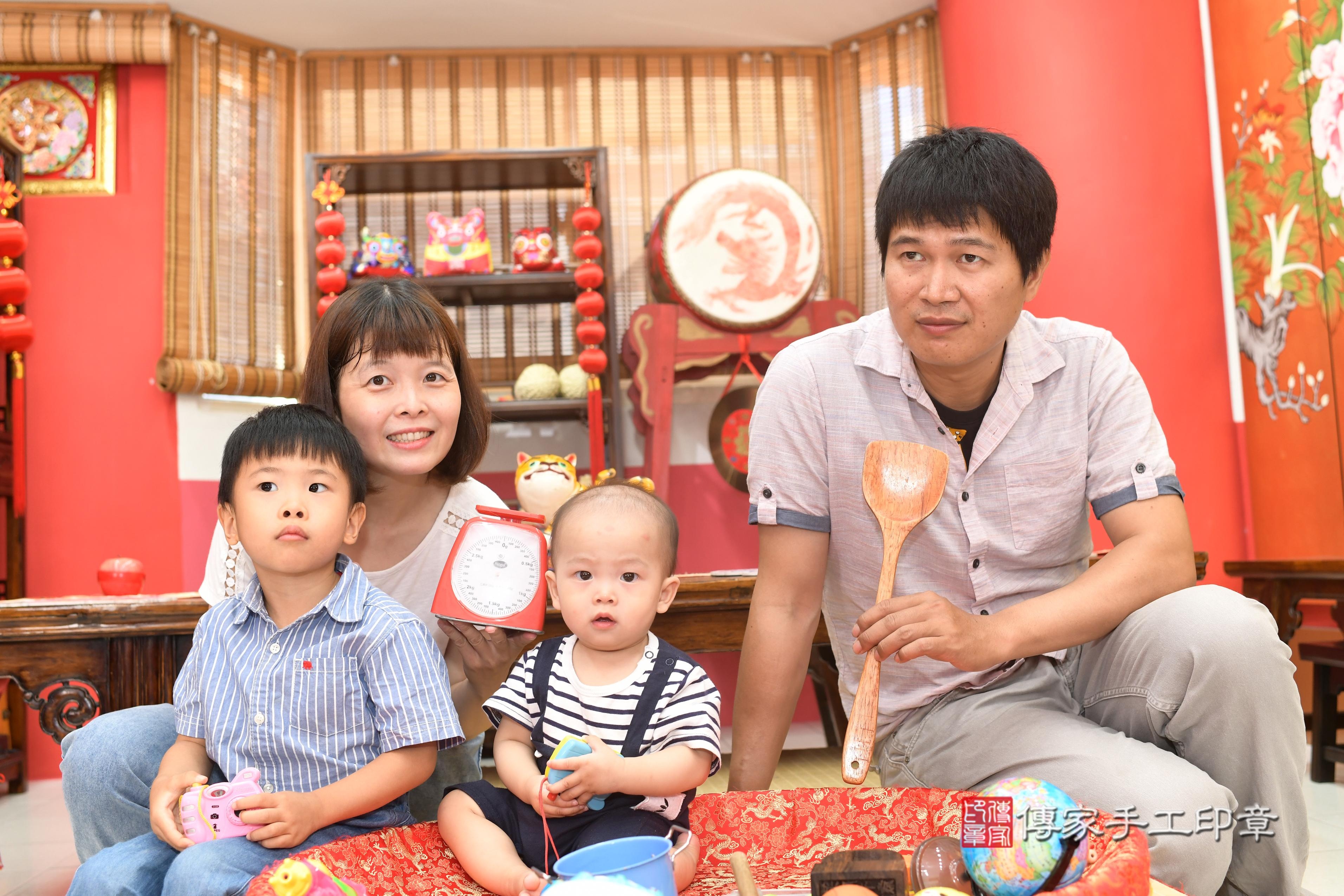 傳家手工印章高雄店、抓周、度脺、中國風會場、傳家嬰兒古禮、吉祥話、抓周道具物品24種、拍照。抓周證書。寶寶抓周、滿周歲、生日快樂、祝福 傳家手工印章高雄店、抓周、度脺、中國風會場、傳家嬰兒古禮、吉祥話、抓周道具物品24種、拍照。抓周證書。寶寶抓周、滿周歲、生日快樂、祝福