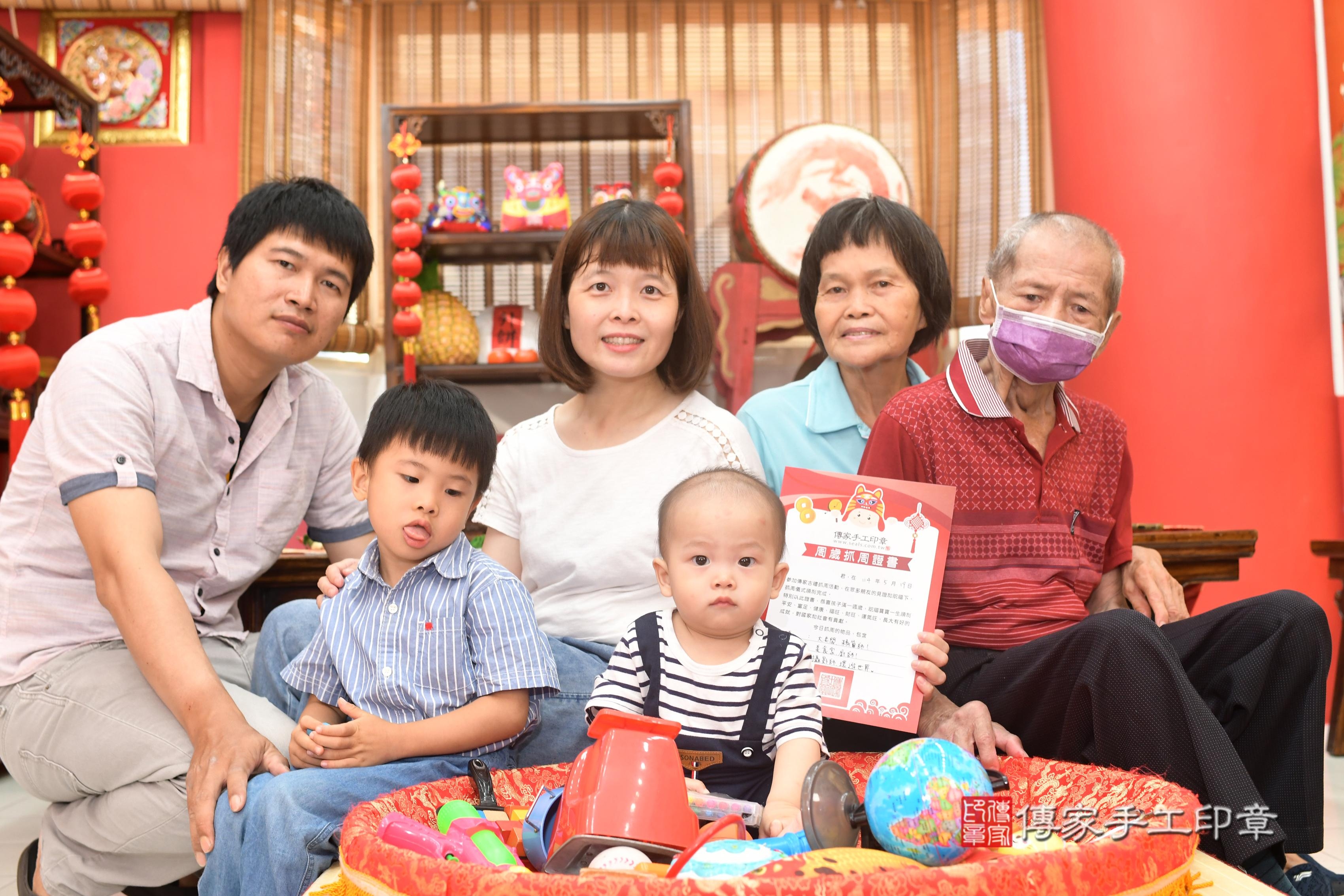 傳家手工印章高雄店、抓周、度脺、中國風會場、傳家嬰兒古禮、吉祥話、抓周道具物品24種、拍照。抓周證書。寶寶抓周、滿周歲、生日快樂、祝福 傳家手工印章高雄店、抓周、度脺、中國風會場、傳家嬰兒古禮、吉祥話、抓周道具物品24種、拍照。抓周證書。寶寶抓周、滿周歲、生日快樂、祝福