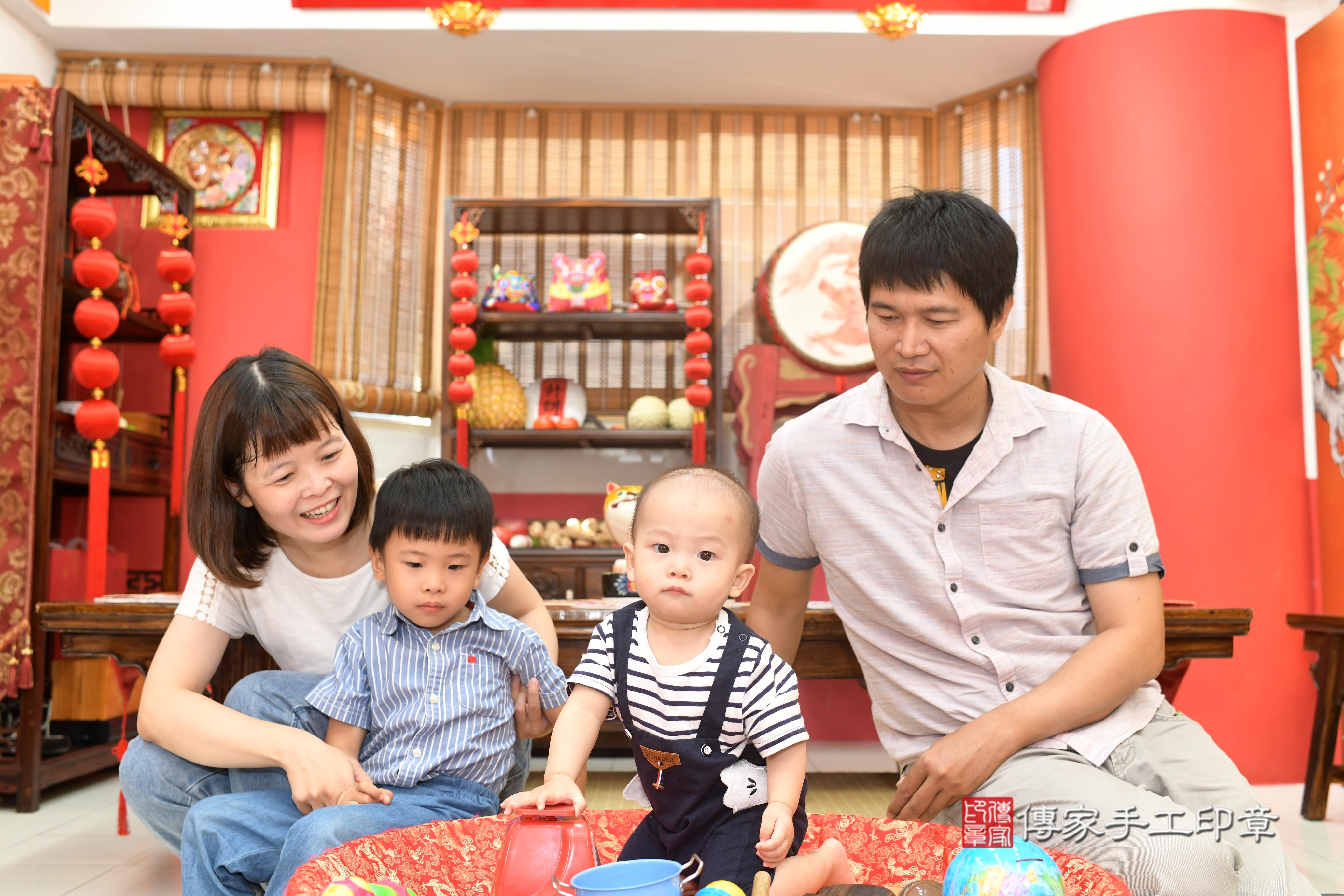 傳家手工印章高雄店、抓周、度脺、中國風會場、傳家嬰兒古禮、吉祥話、抓周道具物品24種、拍照。抓周證書。寶寶抓周、滿周歲、生日快樂、祝福 傳家手工印章高雄店、抓周、度脺、中國風會場、傳家嬰兒古禮、吉祥話、抓周道具物品24種、拍照。抓周證書。寶寶抓周、滿周歲、生日快樂、祝福