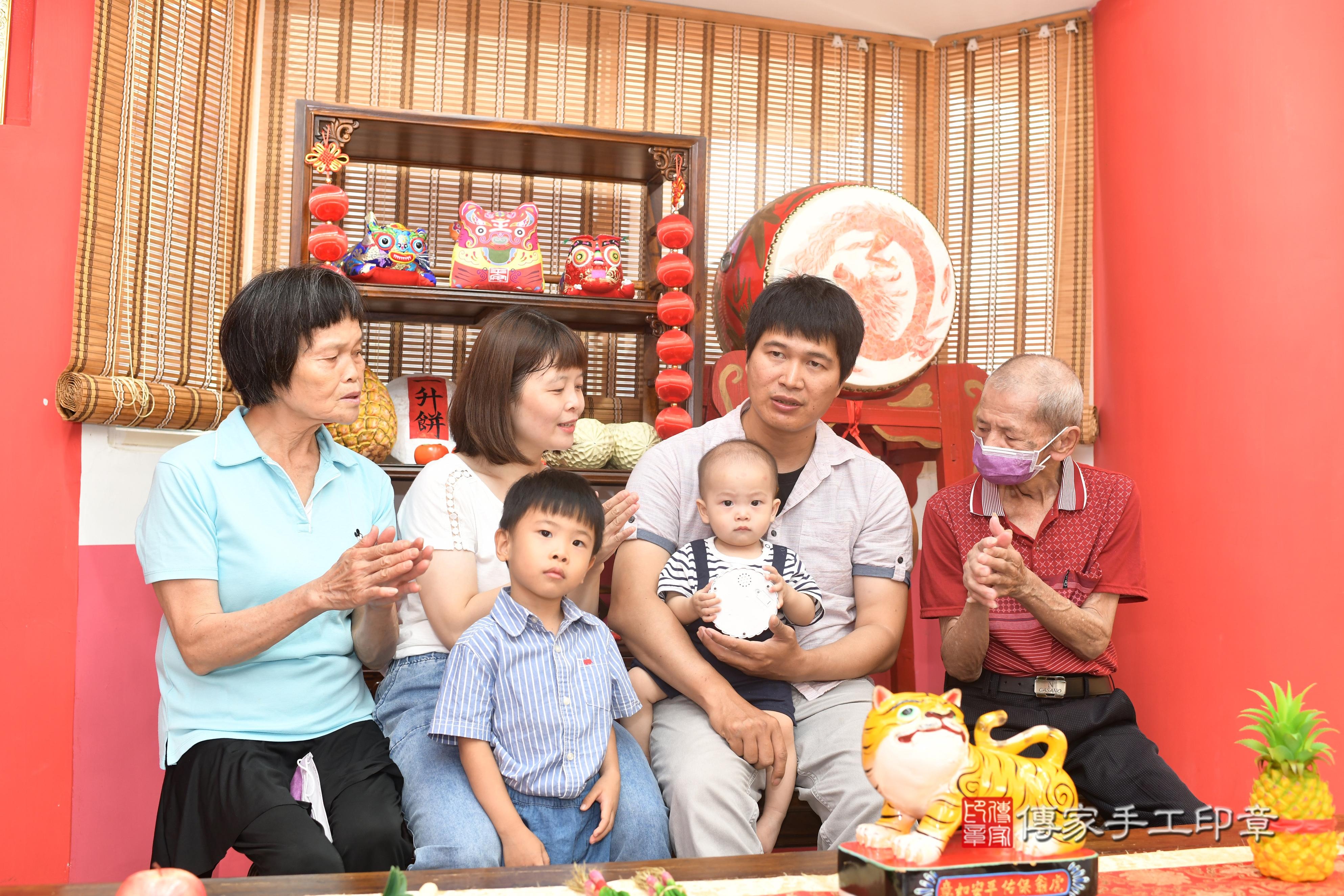 傳家手工印章高雄店、抓周、度脺、中國風會場、傳家嬰兒古禮、吉祥話、抓周道具物品24種、拍照。抓周證書。寶寶抓周、滿周歲、生日快樂、祝福