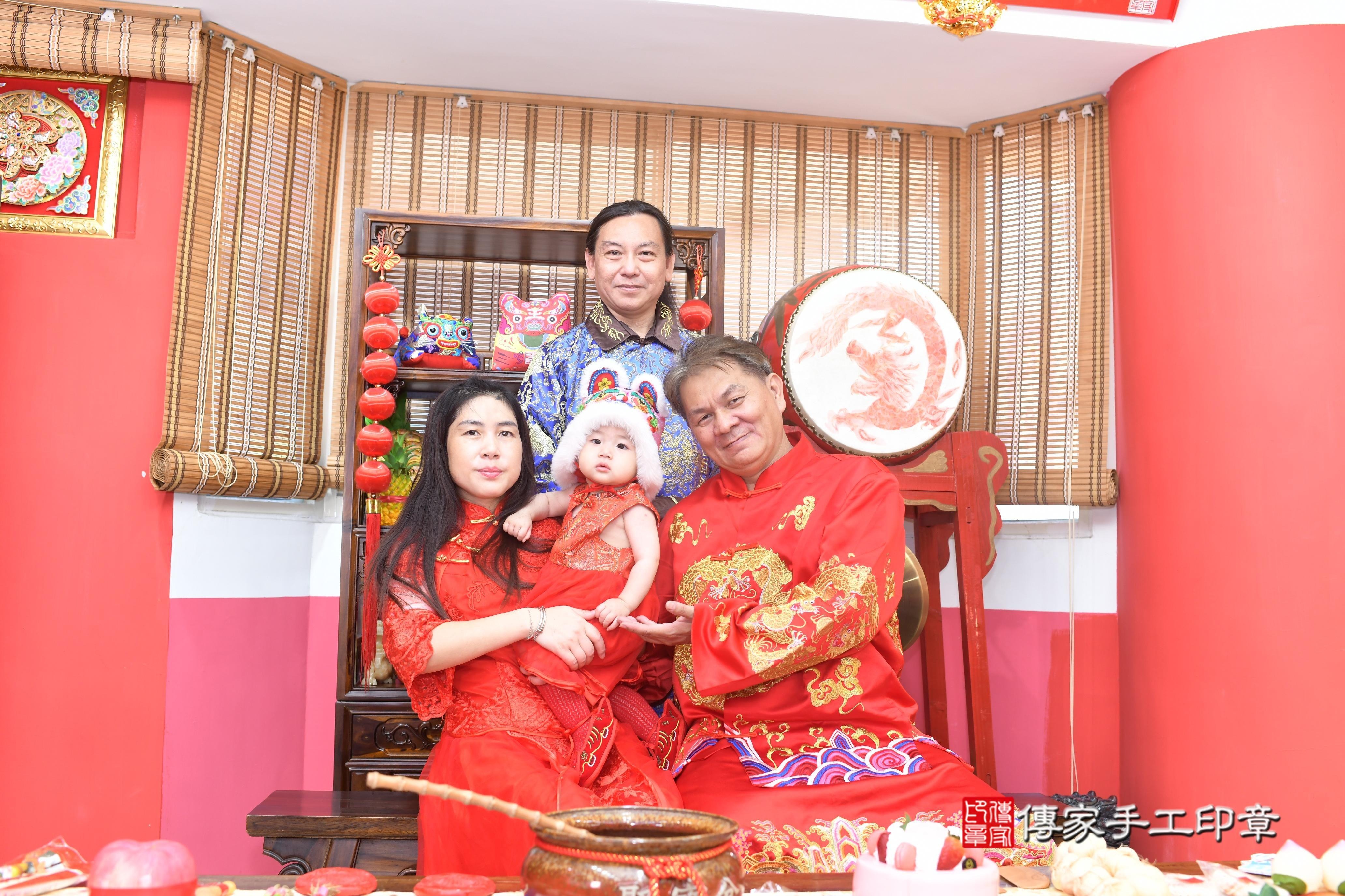 傳家手工印章高雄店、抓周、度脺、中國風會場、傳家嬰兒古禮、吉祥話、抓周道具物品24種、拍照。抓周證書。寶寶抓周、滿周歲、生日快樂、祝福 傳家手工印章高雄店、抓周、度脺、中國風會場、傳家嬰兒古禮、吉祥話、抓周道具物品24種、拍照。抓周證書。寶寶抓周、滿周歲、生日快樂、祝福