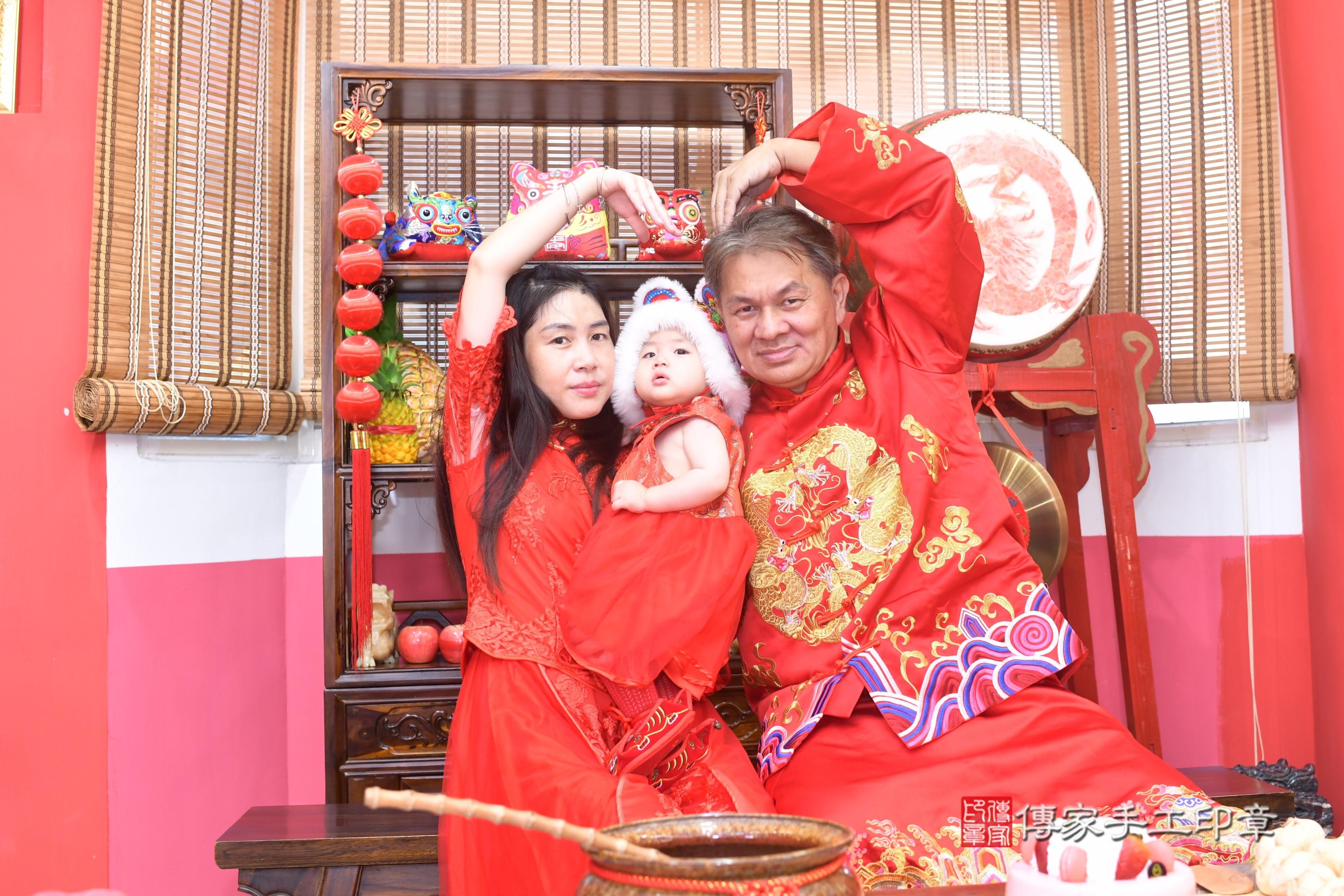 傳家手工印章高雄店、抓周、度脺、中國風會場、傳家嬰兒古禮、吉祥話、抓周道具物品24種、拍照。抓周證書。寶寶抓周、滿周歲、生日快樂、祝福 傳家手工印章高雄店、抓周、度脺、中國風會場、傳家嬰兒古禮、吉祥話、抓周道具物品24種、拍照。抓周證書。寶寶抓周、滿周歲、生日快樂、祝福