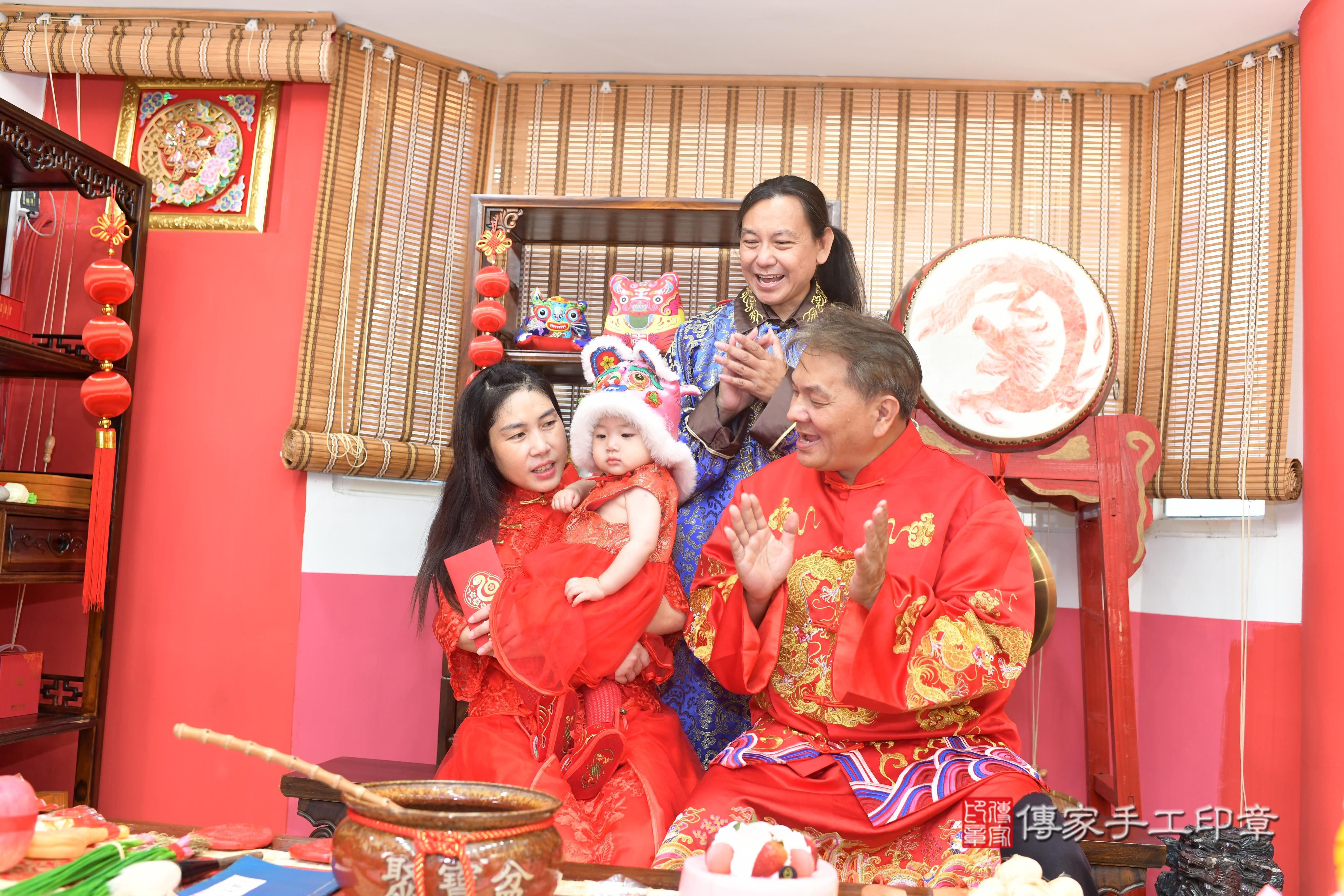 傳家手工印章高雄店、抓周、度脺、中國風會場、傳家嬰兒古禮、吉祥話、抓周道具物品24種、拍照。抓周證書。寶寶抓周、滿周歲、生日快樂、祝福 傳家手工印章高雄店、抓周、度脺、中國風會場、傳家嬰兒古禮、吉祥話、抓周道具物品24種、拍照。抓周證書。寶寶抓周、滿周歲、生日快樂、祝福