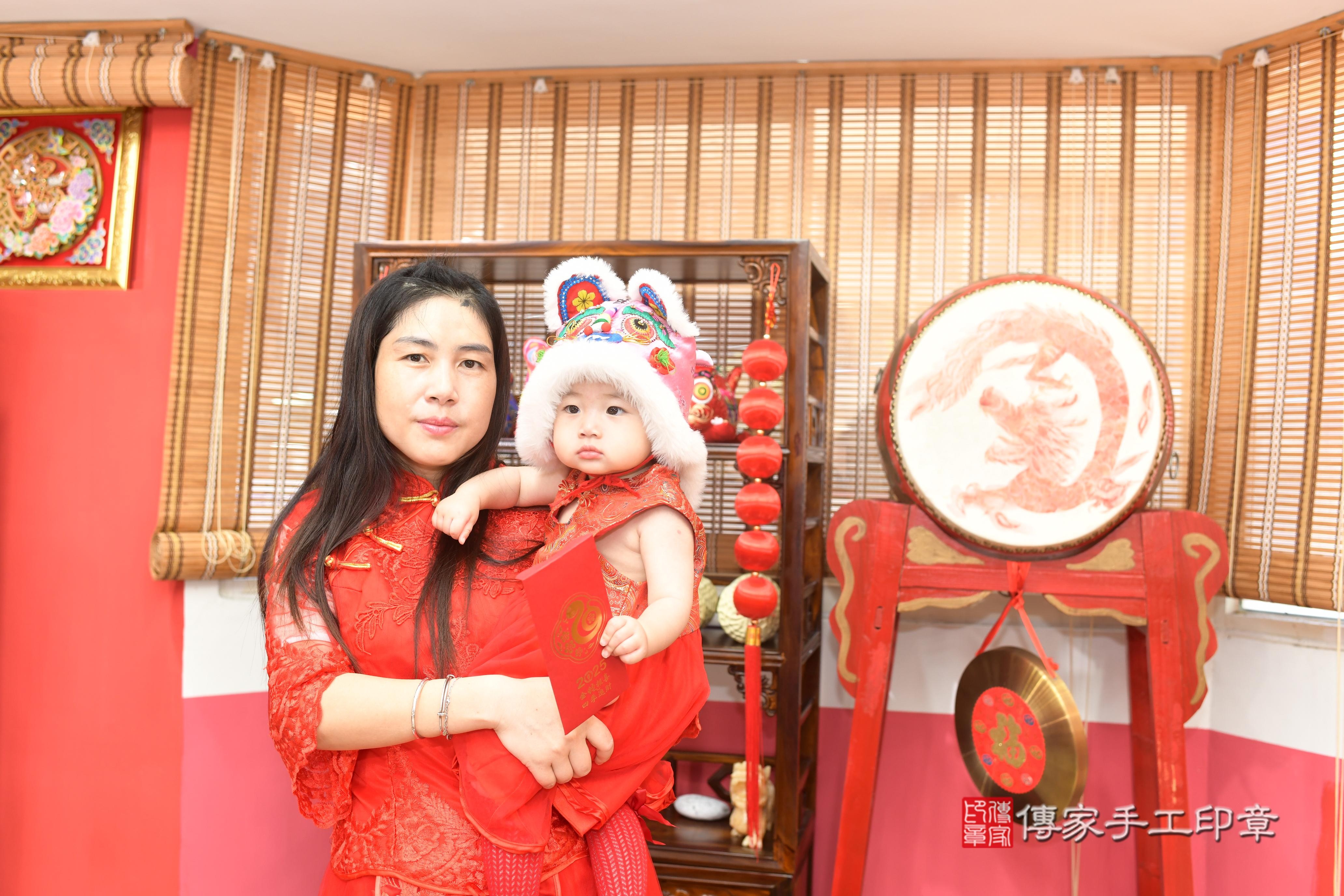 傳家手工印章高雄店、抓周、度脺、中國風會場、傳家嬰兒古禮、吉祥話、抓周道具物品24種、拍照。抓周證書。寶寶抓周、滿周歲、生日快樂、祝福 傳家手工印章高雄店、抓周、度脺、中國風會場、傳家嬰兒古禮、吉祥話、抓周道具物品24種、拍照。抓周證書。寶寶抓周、滿周歲、生日快樂、祝福