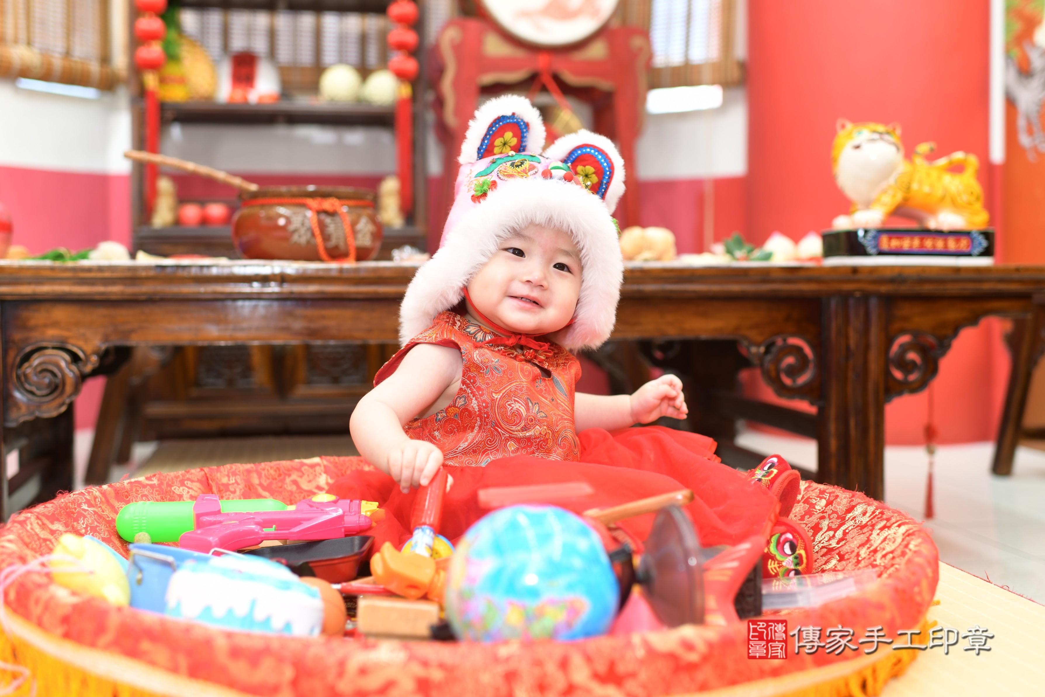 傳家手工印章高雄店、抓周、度脺、中國風會場、傳家嬰兒古禮、吉祥話、抓周道具物品24種、拍照。抓周證書。寶寶抓周、滿周歲、生日快樂、祝福 傳家手工印章高雄店、抓周、度脺、中國風會場、傳家嬰兒古禮、吉祥話、抓周道具物品24種、拍照。抓周證書。寶寶抓周、滿周歲、生日快樂、祝福