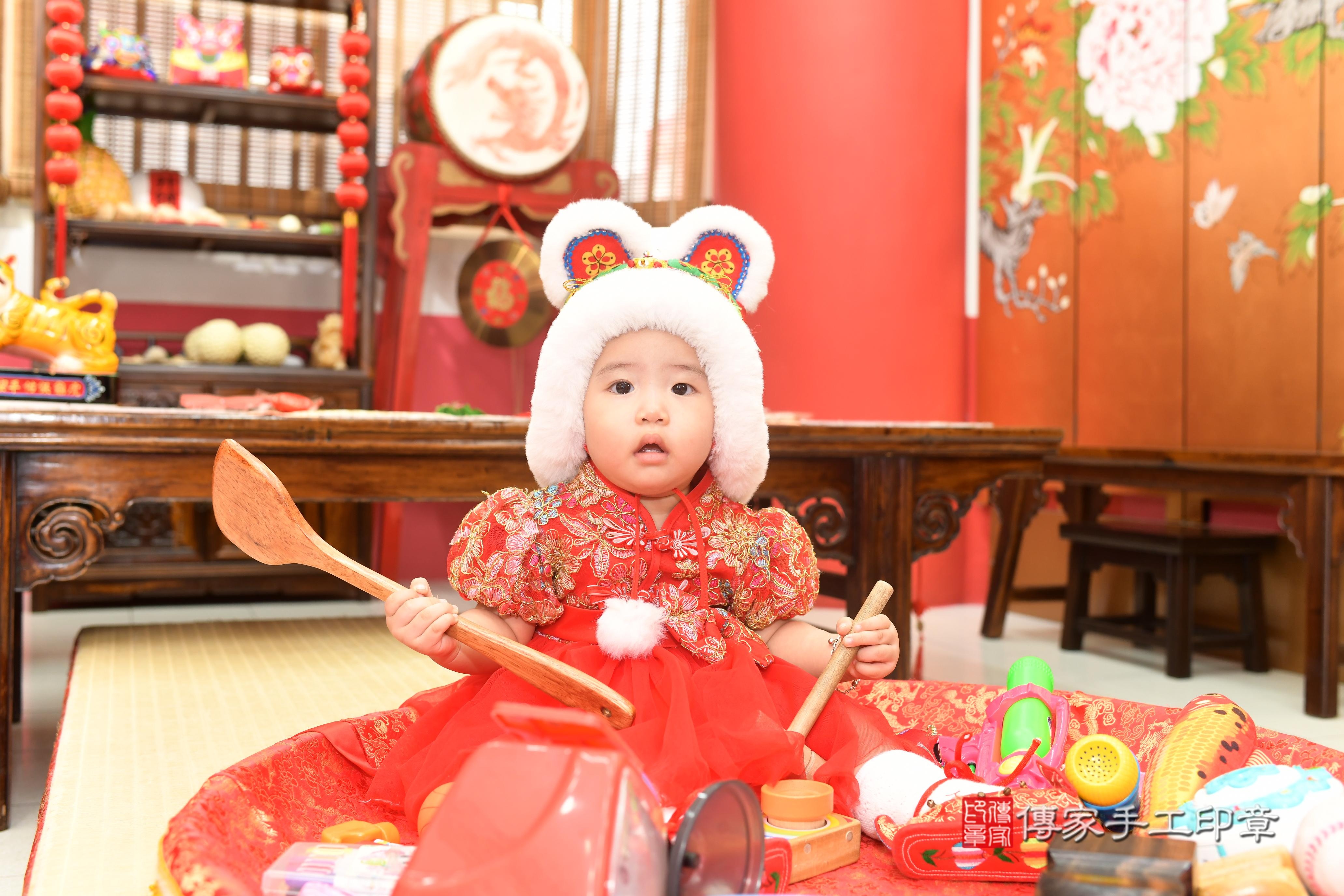 傳家手工印章高雄店、抓周、度脺、中國風會場、傳家嬰兒古禮、吉祥話、抓周道具物品24種、拍照。抓周證書。寶寶抓周、滿周歲、生日快樂、祝福 傳家手工印章高雄店、抓周、度脺、中國風會場、傳家嬰兒古禮、吉祥話、抓周道具物品24種、拍照。抓周證書。寶寶抓周、滿周歲、生日快樂、祝福