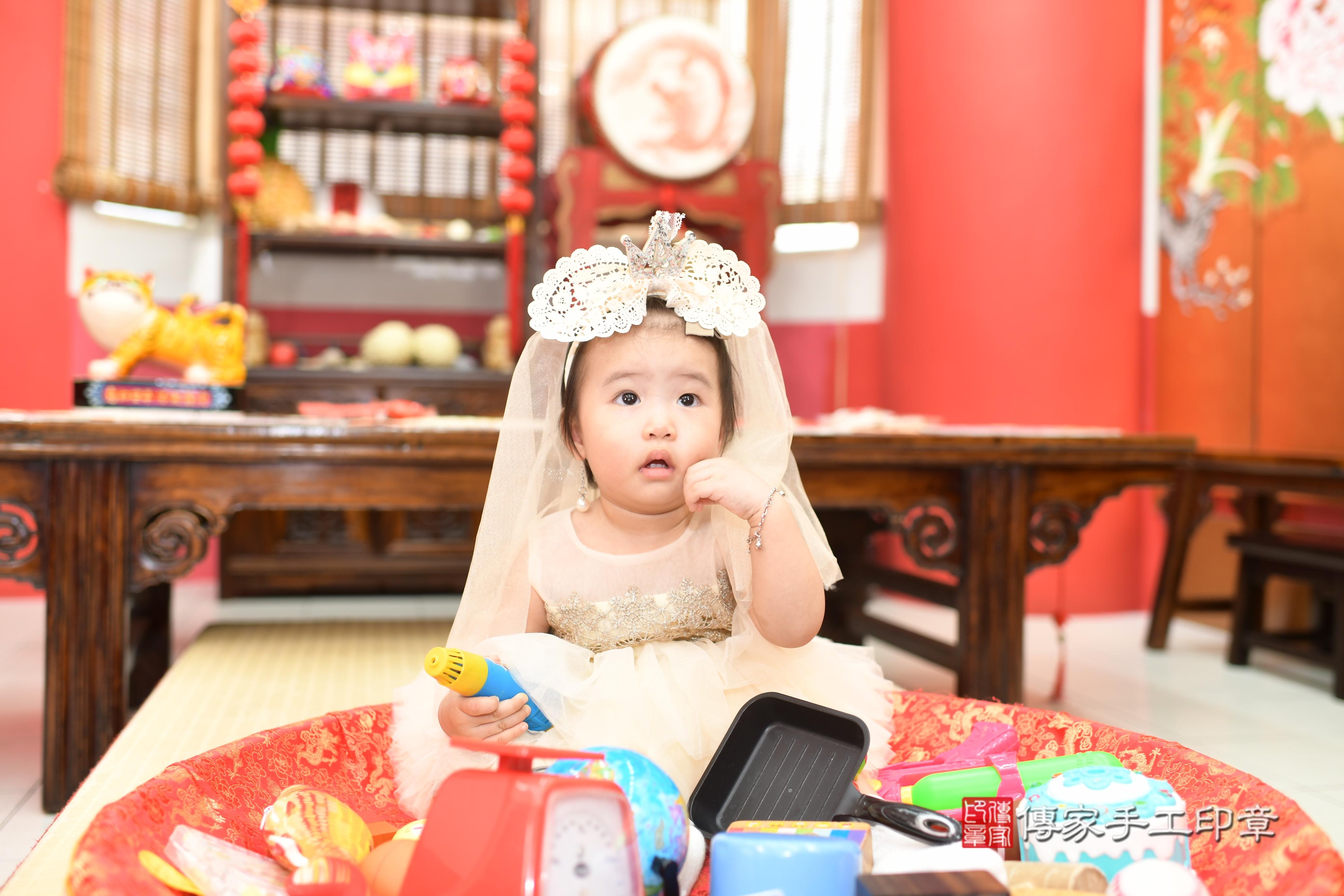傳家手工印章高雄店、抓周、度脺、中國風會場、傳家嬰兒古禮、吉祥話、抓周道具物品24種、拍照。抓周證書。寶寶抓周、滿周歲、生日快樂、祝福 傳家手工印章高雄店、抓周、度脺、中國風會場、傳家嬰兒古禮、吉祥話、抓周道具物品24種、拍照。抓周證書。寶寶抓周、滿周歲、生日快樂、祝福