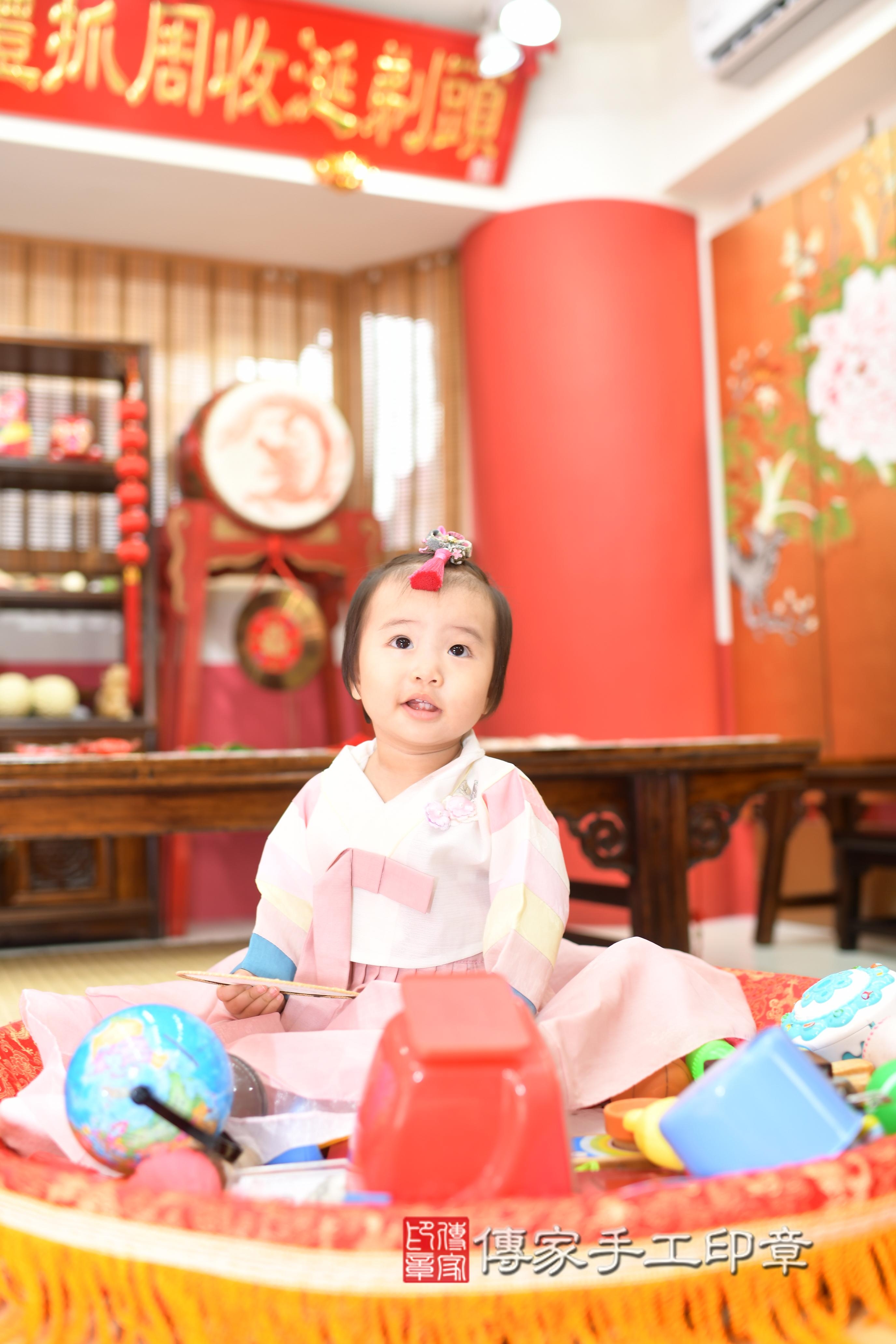 傳家手工印章高雄店、抓周、度脺、中國風會場、傳家嬰兒古禮、吉祥話、抓周道具物品24種、拍照。抓周證書。寶寶抓周、滿周歲、生日快樂、祝福 傳家手工印章高雄店、抓周、度脺、中國風會場、傳家嬰兒古禮、吉祥話、抓周道具物品24種、拍照。抓周證書。寶寶抓周、滿周歲、生日快樂、祝福