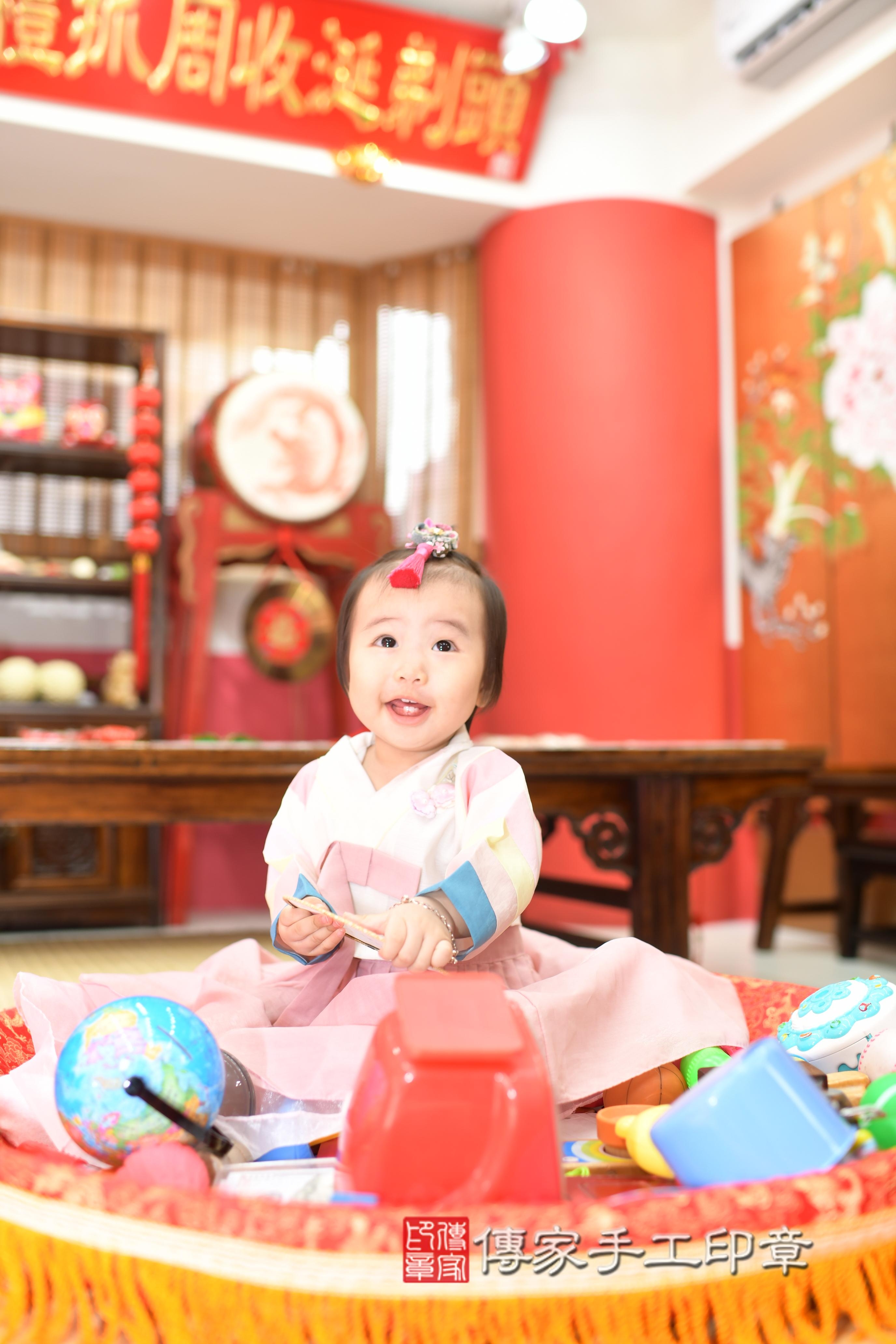 傳家手工印章高雄店、抓周、度脺、中國風會場、傳家嬰兒古禮、吉祥話、抓周道具物品24種、拍照。抓周證書。寶寶抓周、滿周歲、生日快樂、祝福 傳家手工印章高雄店、抓周、度脺、中國風會場、傳家嬰兒古禮、吉祥話、抓周道具物品24種、拍照。抓周證書。寶寶抓周、滿周歲、生日快樂、祝福