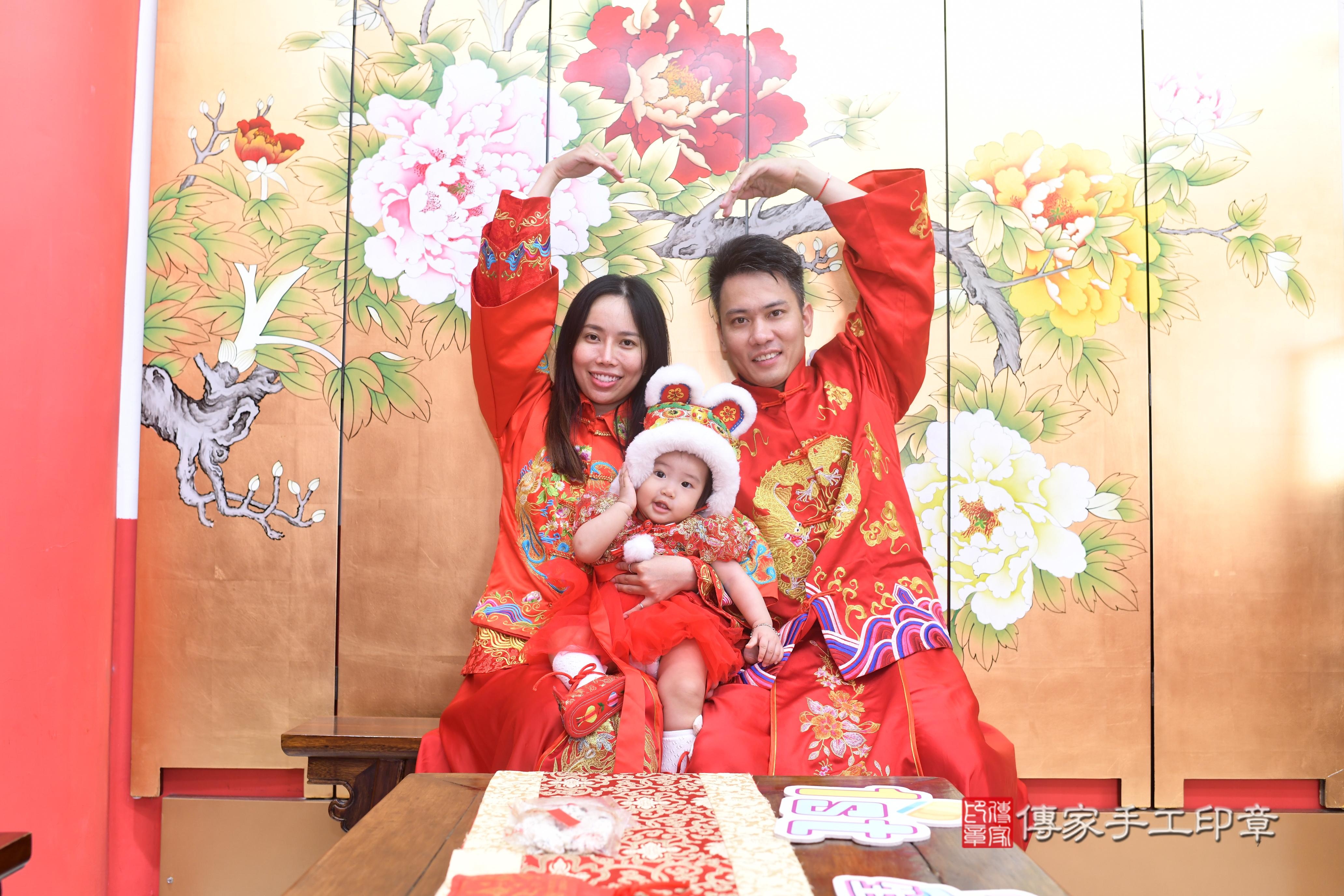 傳家手工印章高雄店、抓周、度脺、中國風會場、傳家嬰兒古禮、吉祥話、抓周道具物品24種、拍照。抓周證書。寶寶抓周、滿周歲、生日快樂、祝福 傳家手工印章高雄店、抓周、度脺、中國風會場、傳家嬰兒古禮、吉祥話、抓周道具物品24種、拍照。抓周證書。寶寶抓周、滿周歲、生日快樂、祝福