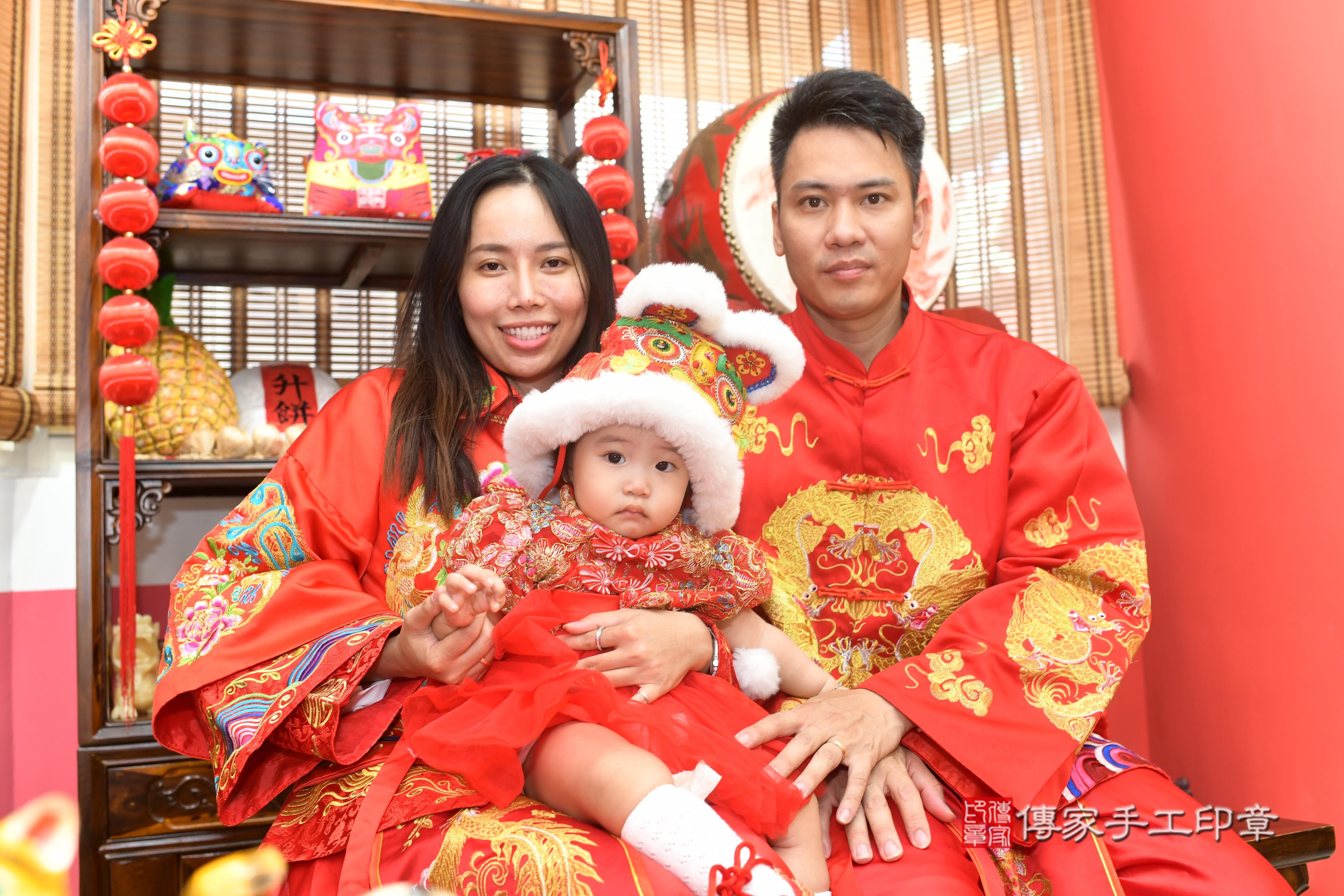 傳家手工印章高雄店、抓周、度脺、中國風會場、傳家嬰兒古禮、吉祥話、抓周道具物品24種、拍照。抓周證書。寶寶抓周、滿周歲、生日快樂、祝福 傳家手工印章高雄店、抓周、度脺、中國風會場、傳家嬰兒古禮、吉祥話、抓周道具物品24種、拍照。抓周證書。寶寶抓周、滿周歲、生日快樂、祝福