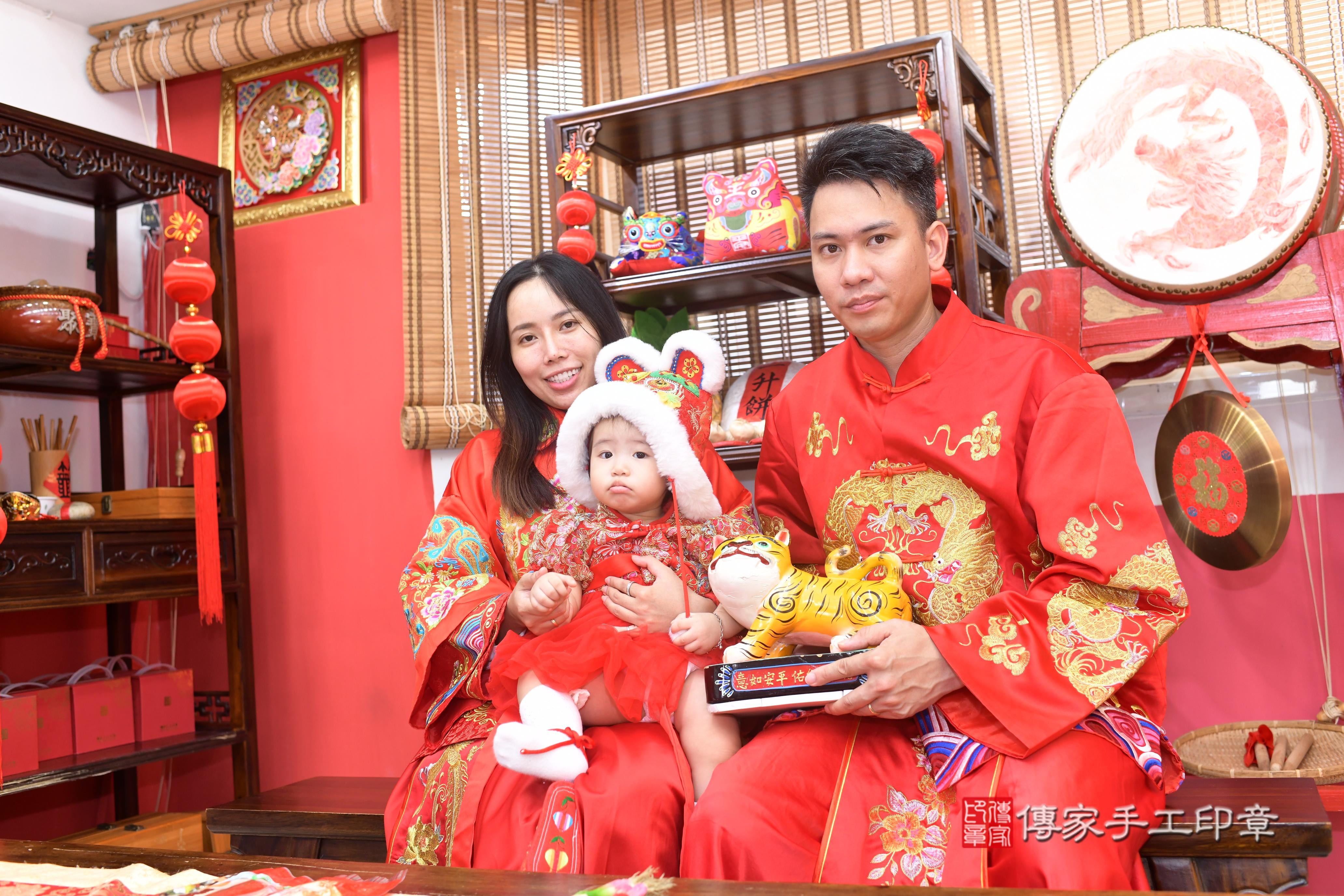 傳家手工印章高雄店、抓周、度脺、中國風會場、傳家嬰兒古禮、吉祥話、抓周道具物品24種、拍照。抓周證書。寶寶抓周、滿周歲、生日快樂、祝福 傳家手工印章高雄店、抓周、度脺、中國風會場、傳家嬰兒古禮、吉祥話、抓周道具物品24種、拍照。抓周證書。寶寶抓周、滿周歲、生日快樂、祝福