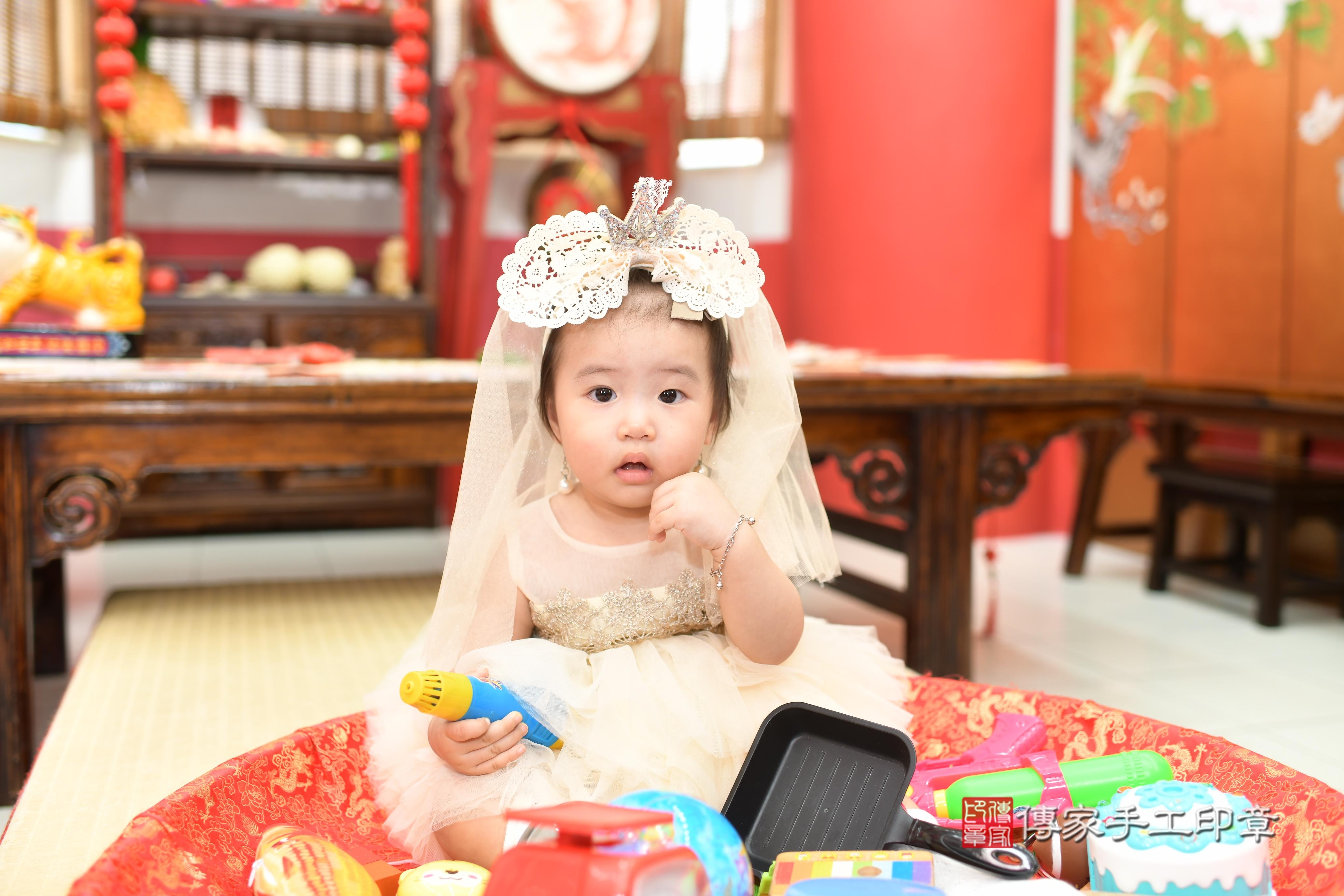 傳家手工印章高雄店、抓周、度脺、中國風會場、傳家嬰兒古禮、吉祥話、抓周道具物品24種、拍照。抓周證書。寶寶抓周、滿周歲、生日快樂、祝福 傳家手工印章高雄店、抓周、度脺、中國風會場、傳家嬰兒古禮、吉祥話、抓周道具物品24種、拍照。抓周證書。寶寶抓周、滿周歲、生日快樂、祝福