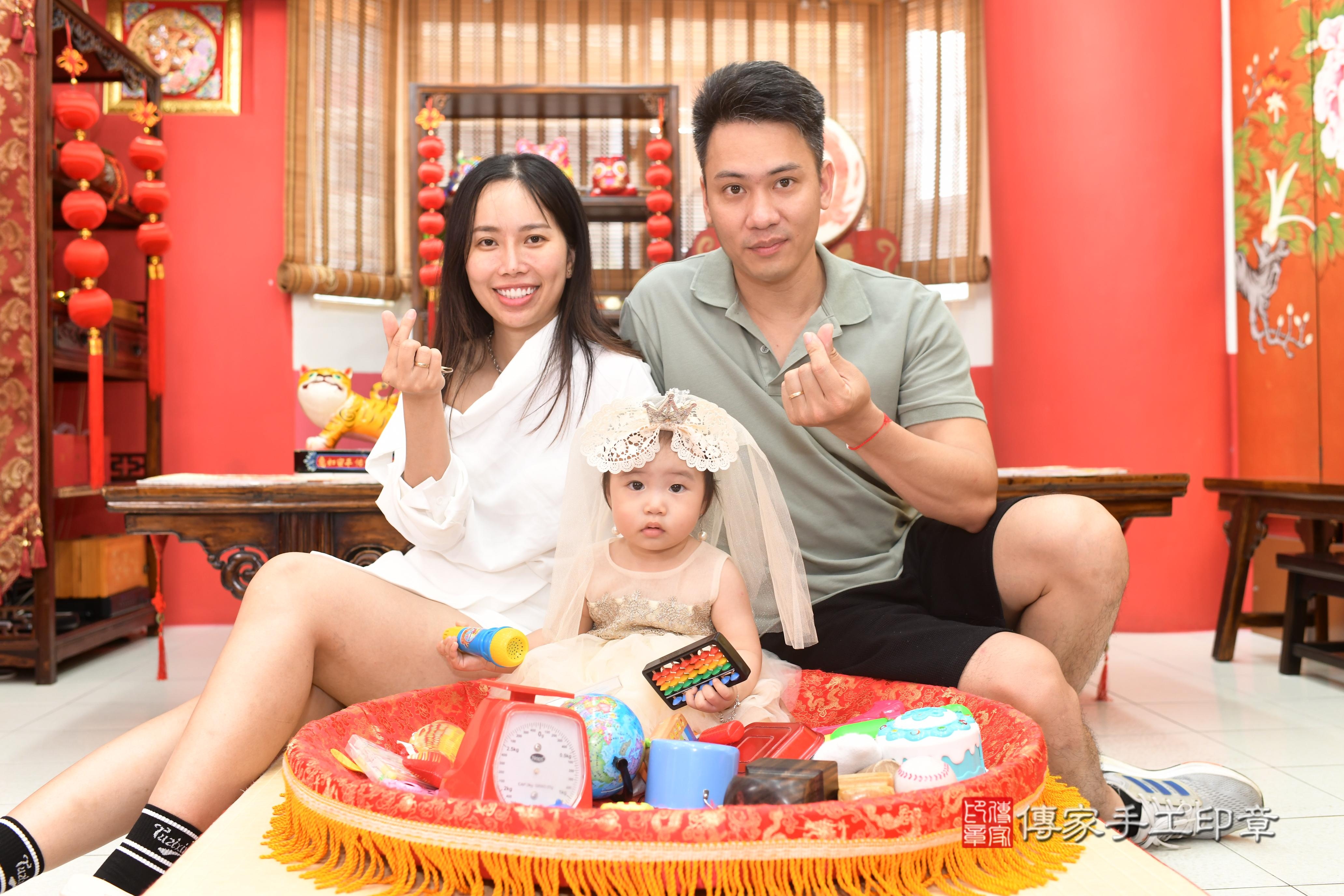 傳家手工印章高雄店、抓周、度脺、中國風會場、傳家嬰兒古禮、吉祥話、抓周道具物品24種、拍照。抓周證書。寶寶抓周、滿周歲、生日快樂、祝福 傳家手工印章高雄店、抓周、度脺、中國風會場、傳家嬰兒古禮、吉祥話、抓周道具物品24種、拍照。抓周證書。寶寶抓周、滿周歲、生日快樂、祝福