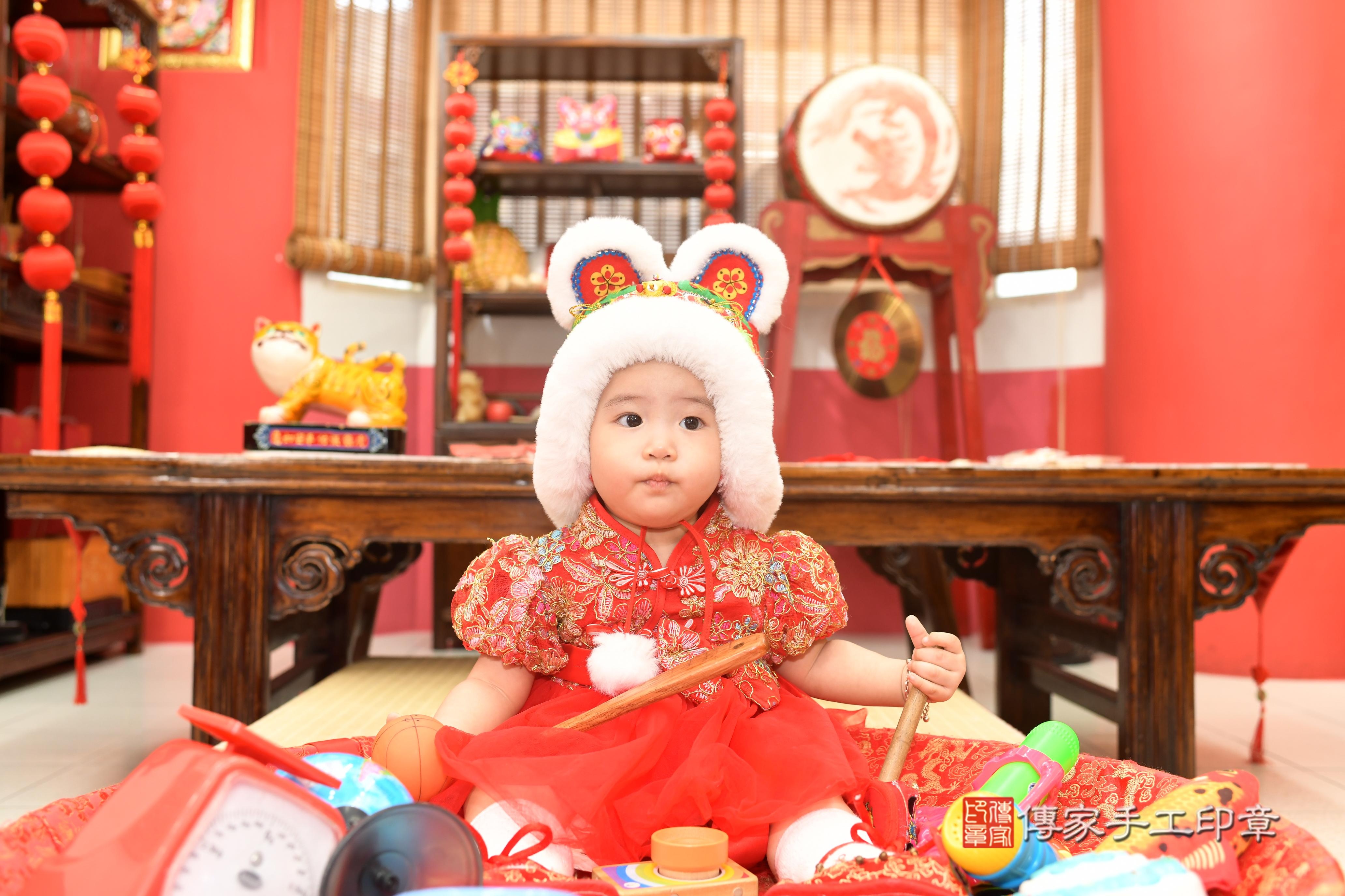 傳家手工印章高雄店、抓周、度脺、中國風會場、傳家嬰兒古禮、吉祥話、抓周道具物品24種、拍照。抓周證書。寶寶抓周、滿周歲、生日快樂、祝福 傳家手工印章高雄店、抓周、度脺、中國風會場、傳家嬰兒古禮、吉祥話、抓周道具物品24種、拍照。抓周證書。寶寶抓周、滿周歲、生日快樂、祝福