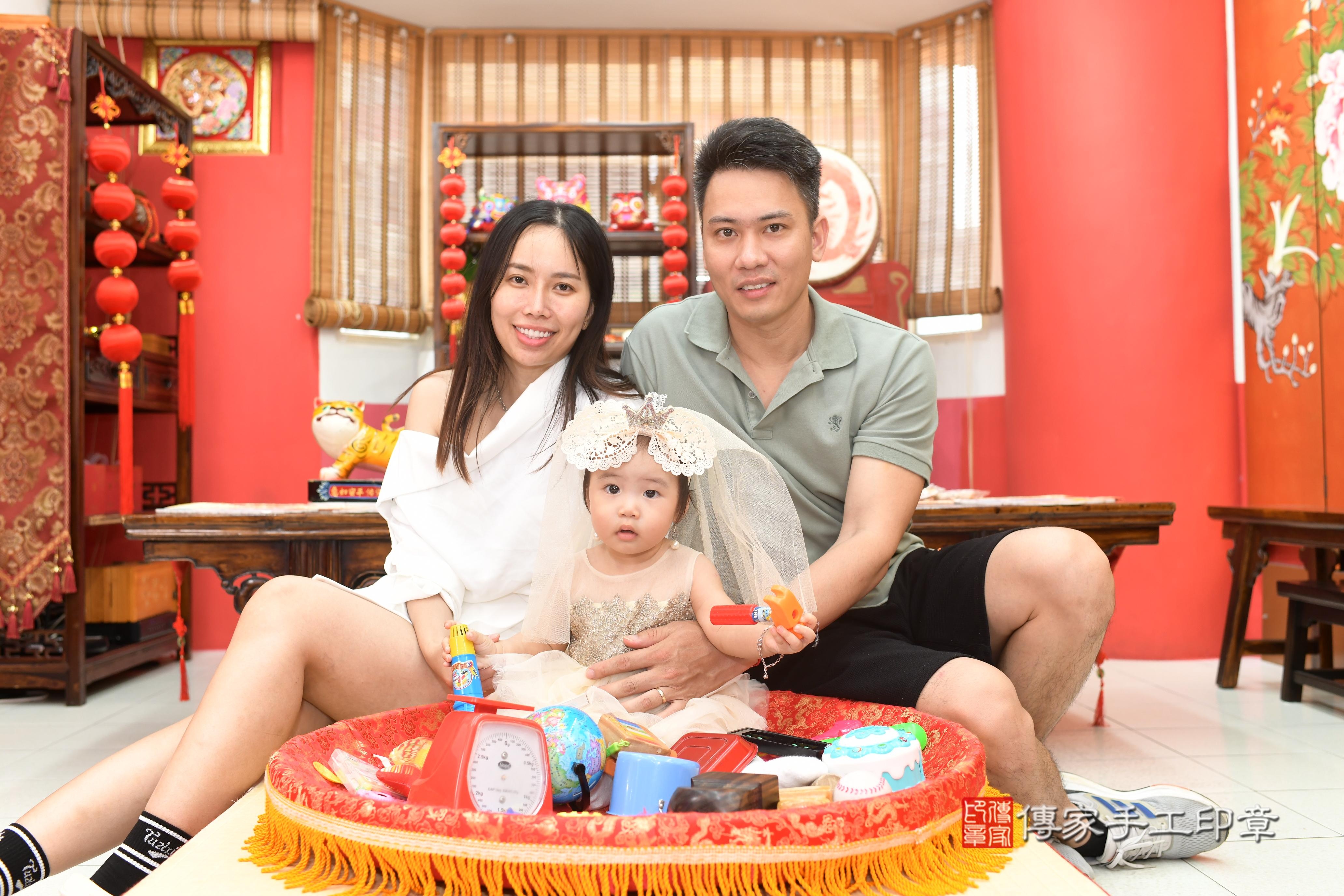 傳家手工印章高雄店、抓周、度脺、中國風會場、傳家嬰兒古禮、吉祥話、抓周道具物品24種、拍照。抓周證書。寶寶抓周、滿周歲、生日快樂、祝福 傳家手工印章高雄店、抓周、度脺、中國風會場、傳家嬰兒古禮、吉祥話、抓周道具物品24種、拍照。抓周證書。寶寶抓周、滿周歲、生日快樂、祝福