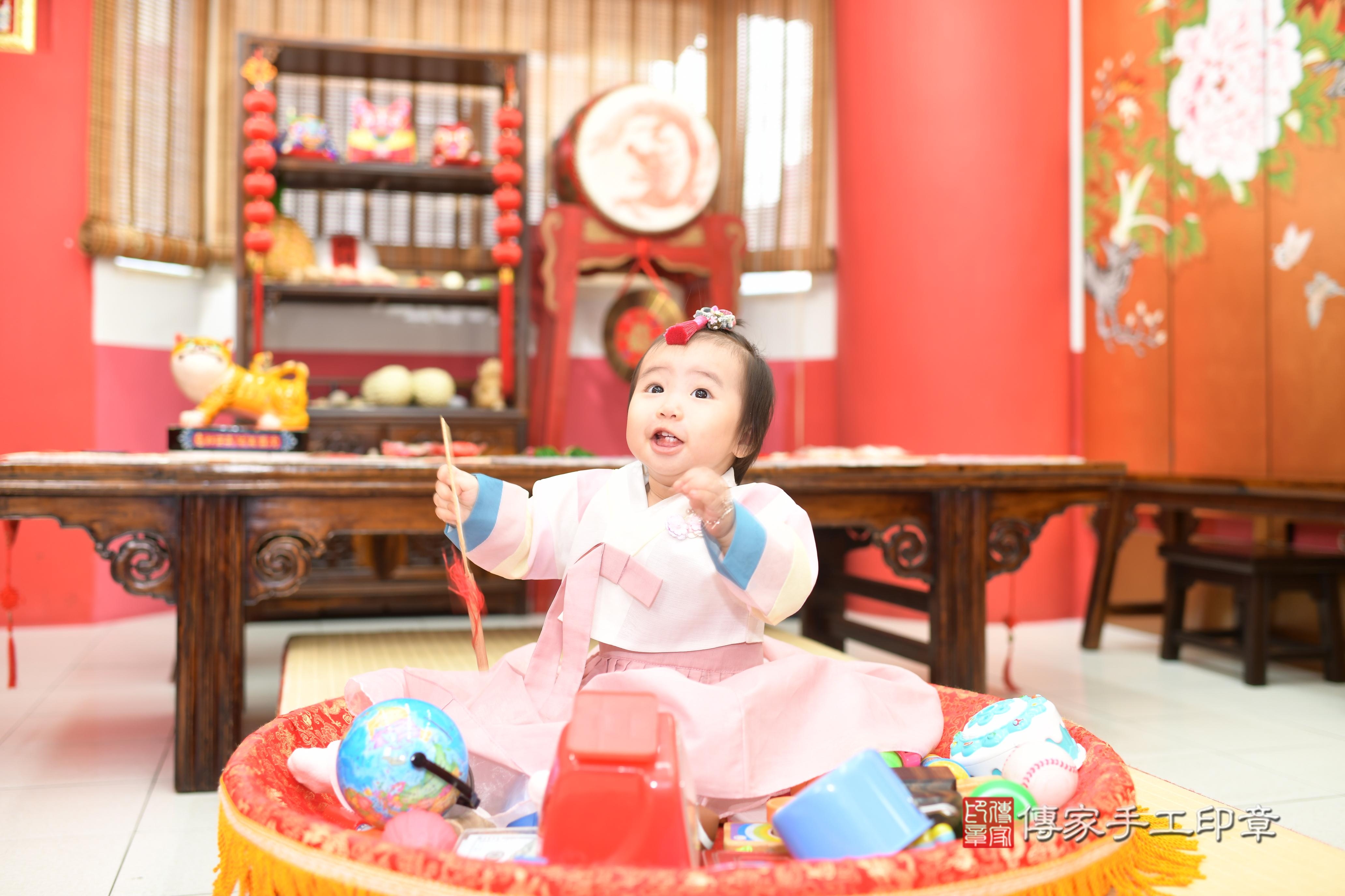 傳家手工印章高雄店、抓周、度脺、中國風會場、傳家嬰兒古禮、吉祥話、抓周道具物品24種、拍照。抓周證書。寶寶抓周、滿周歲、生日快樂、祝福 傳家手工印章高雄店、抓周、度脺、中國風會場、傳家嬰兒古禮、吉祥話、抓周道具物品24種、拍照。抓周證書。寶寶抓周、滿周歲、生日快樂、祝福