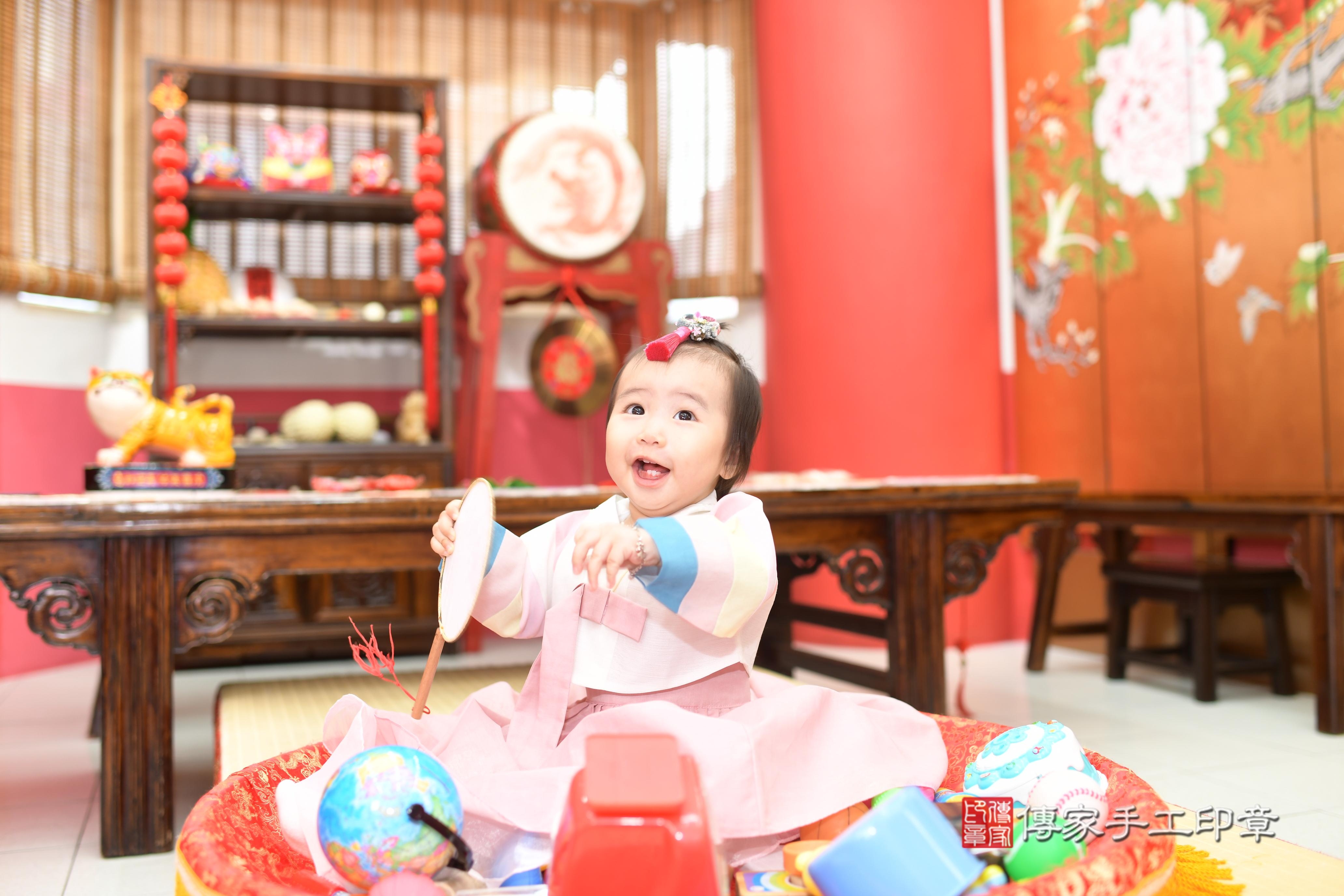 傳家手工印章高雄店、抓周、度脺、中國風會場、傳家嬰兒古禮、吉祥話、抓周道具物品24種、拍照。抓周證書。寶寶抓周、滿周歲、生日快樂、祝福 傳家手工印章高雄店、抓周、度脺、中國風會場、傳家嬰兒古禮、吉祥話、抓周道具物品24種、拍照。抓周證書。寶寶抓周、滿周歲、生日快樂、祝福