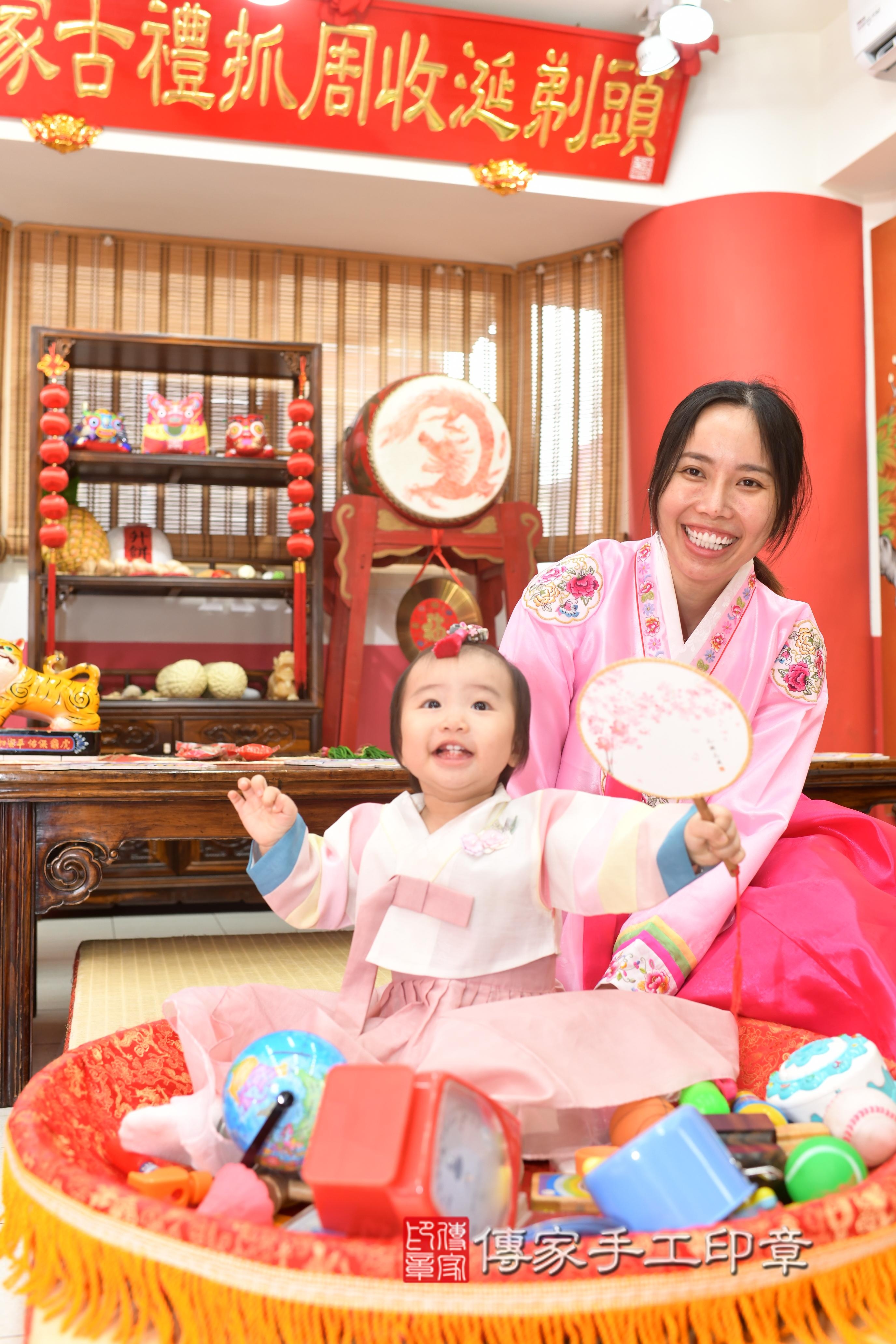 傳家手工印章高雄店、抓周、度脺、中國風會場、傳家嬰兒古禮、吉祥話、抓周道具物品24種、拍照。抓周證書。寶寶抓周、滿周歲、生日快樂、祝福 傳家手工印章高雄店、抓周、度脺、中國風會場、傳家嬰兒古禮、吉祥話、抓周道具物品24種、拍照。抓周證書。寶寶抓周、滿周歲、生日快樂、祝福