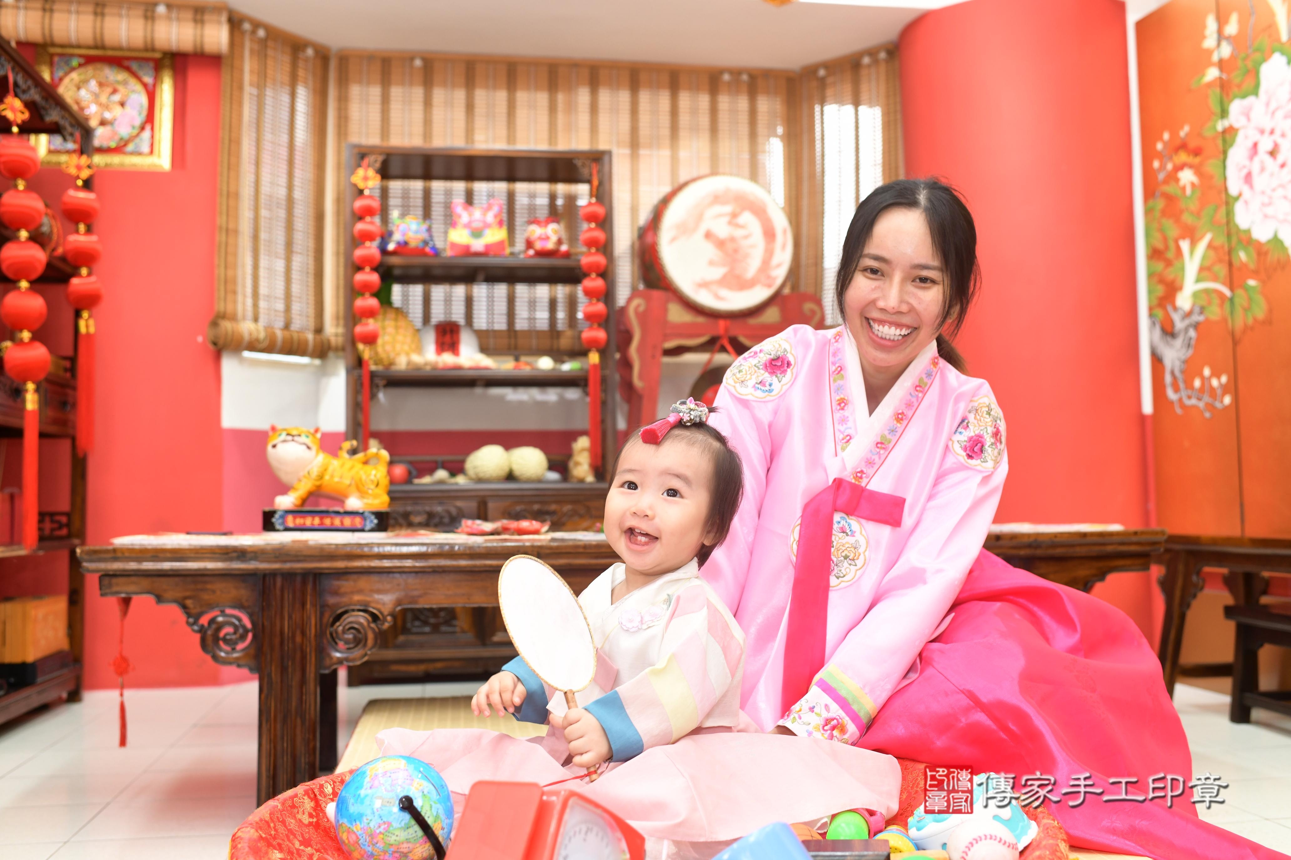 傳家手工印章高雄店、抓周、度脺、中國風會場、傳家嬰兒古禮、吉祥話、抓周道具物品24種、拍照。抓周證書。寶寶抓周、滿周歲、生日快樂、祝福 傳家手工印章高雄店、抓周、度脺、中國風會場、傳家嬰兒古禮、吉祥話、抓周道具物品24種、拍照。抓周證書。寶寶抓周、滿周歲、生日快樂、祝福